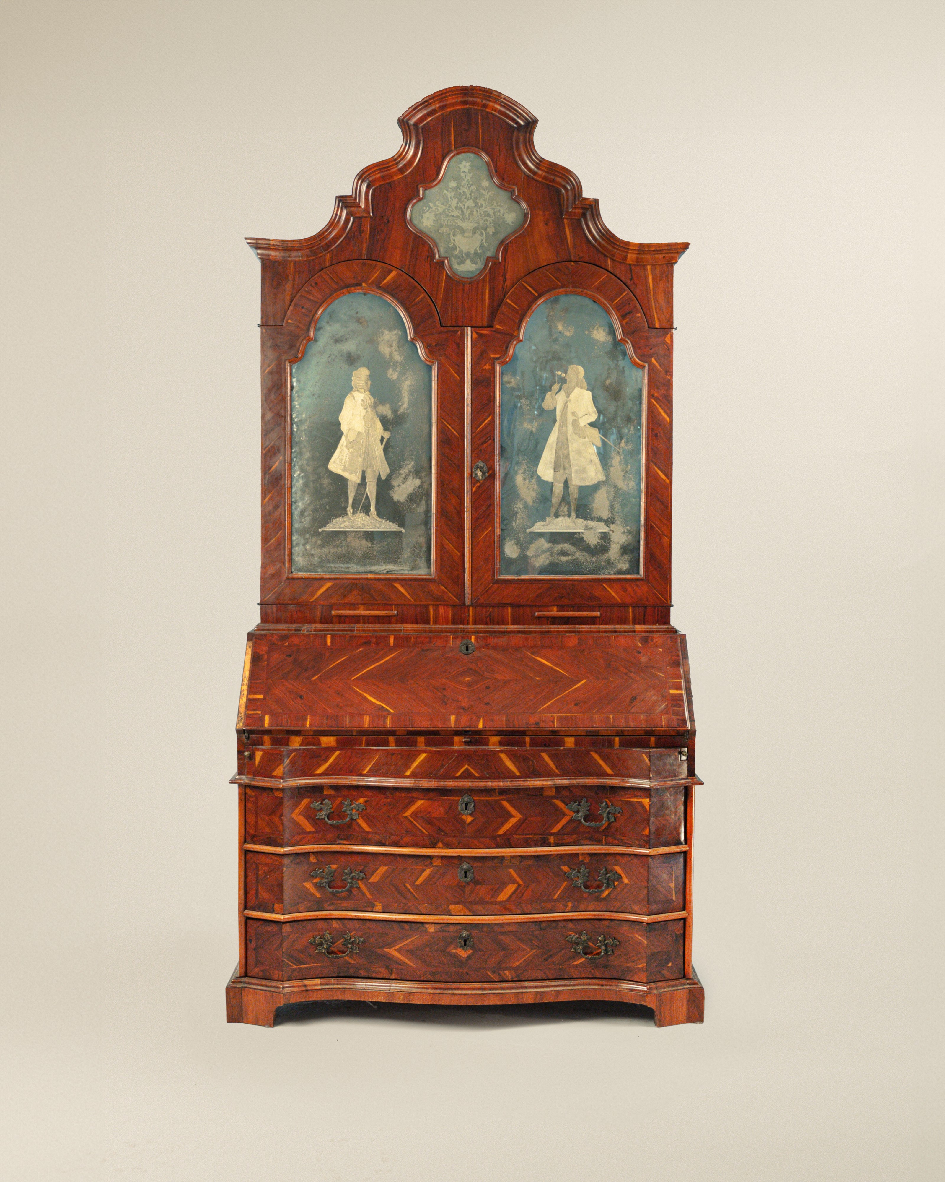 Cassettone a ribalta con alzata lastronato in carrubo, Veneto