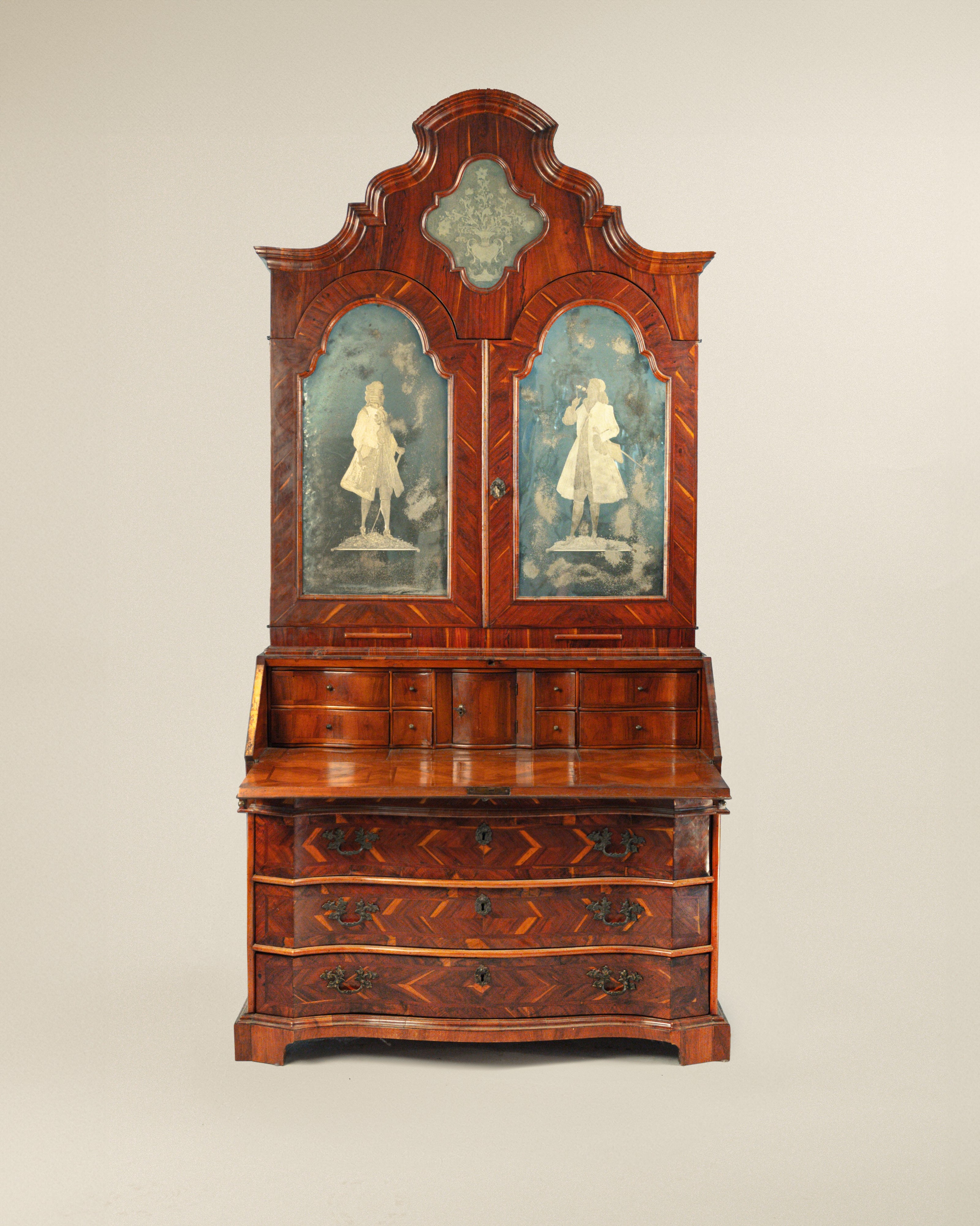 Cassettone a ribalta con alzata lastronato in carrubo, Veneto