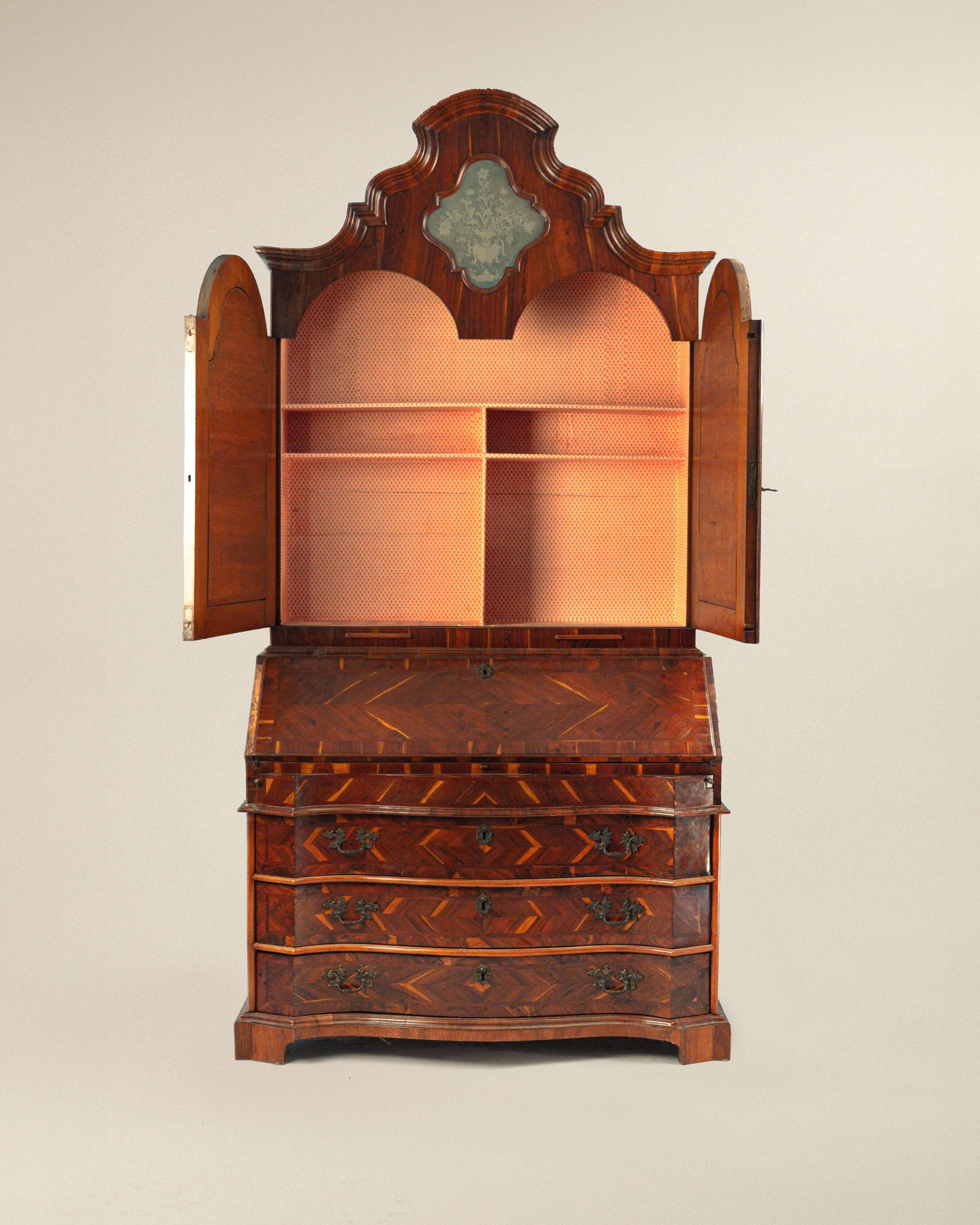 Cassettone a ribalta con alzata lastronato in carrubo, Veneto