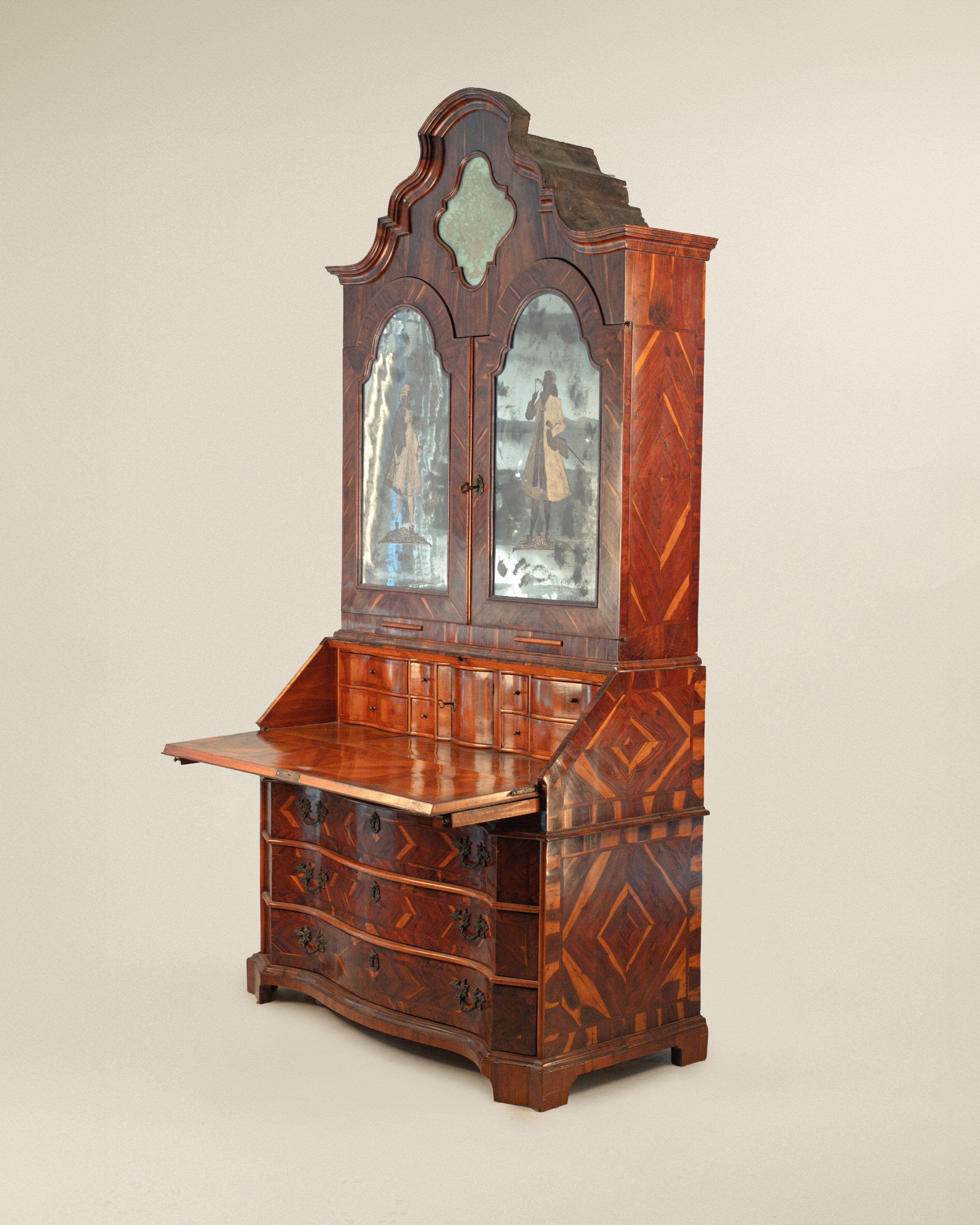 Cassettone a ribalta con alzata lastronato in carrubo, Veneto