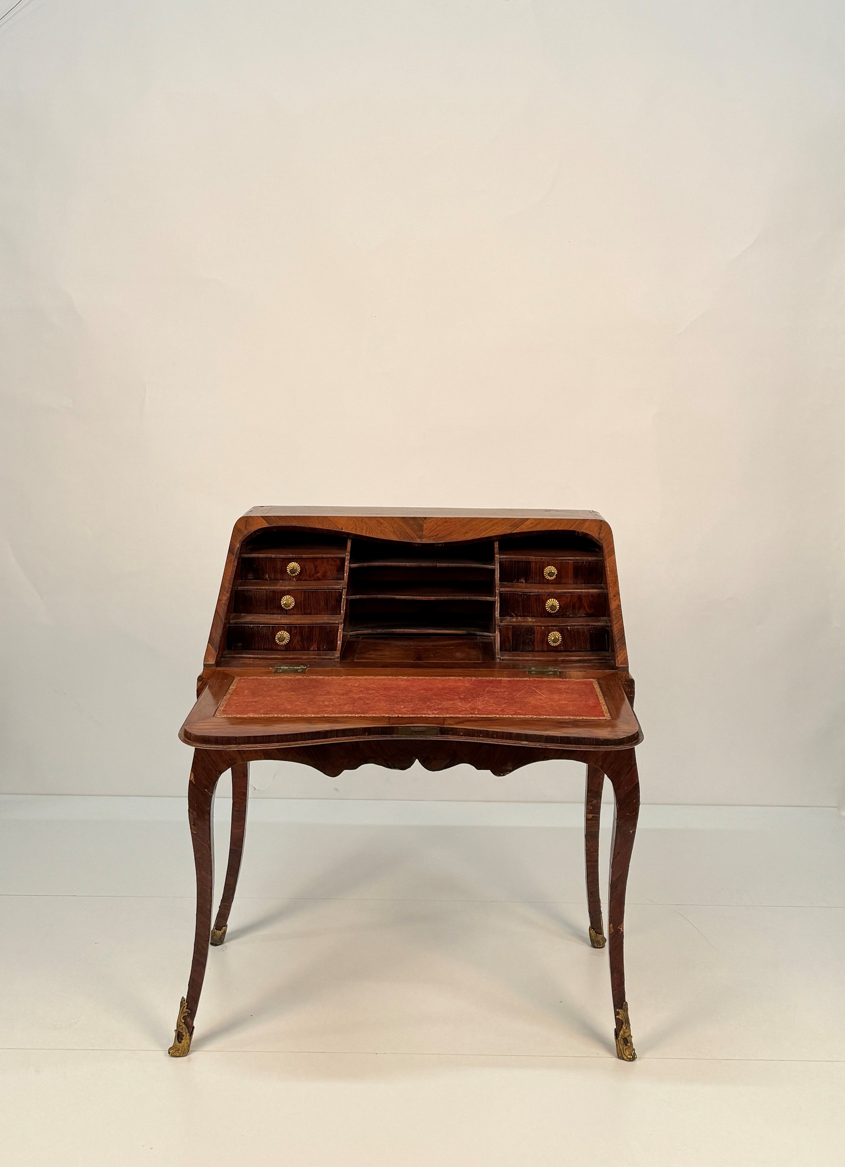 Piccolo scrittoio a ribalta lastronato in bois de violette, Genova