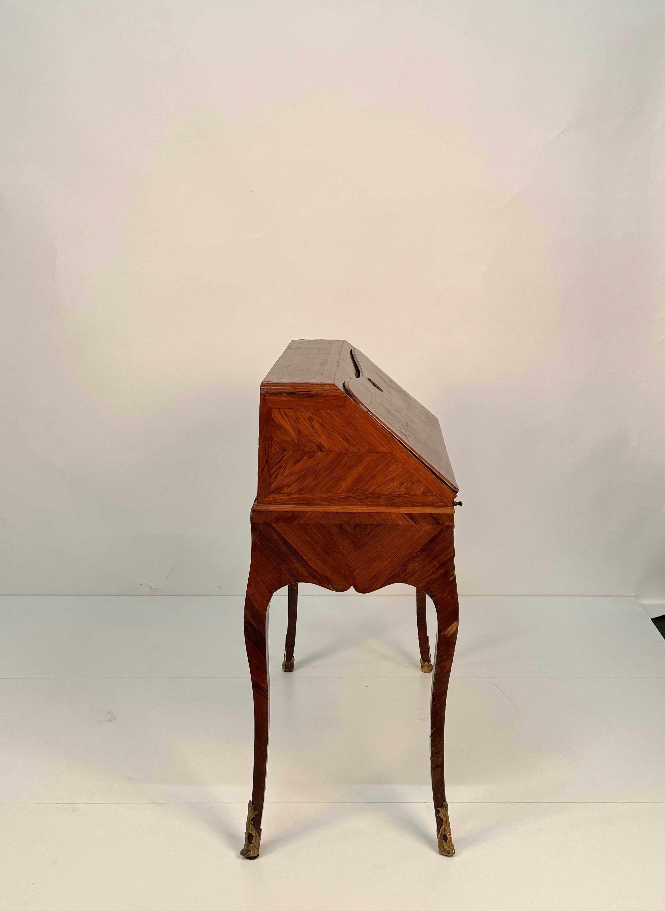 Piccolo scrittoio a ribalta lastronato in bois de violette, Genova