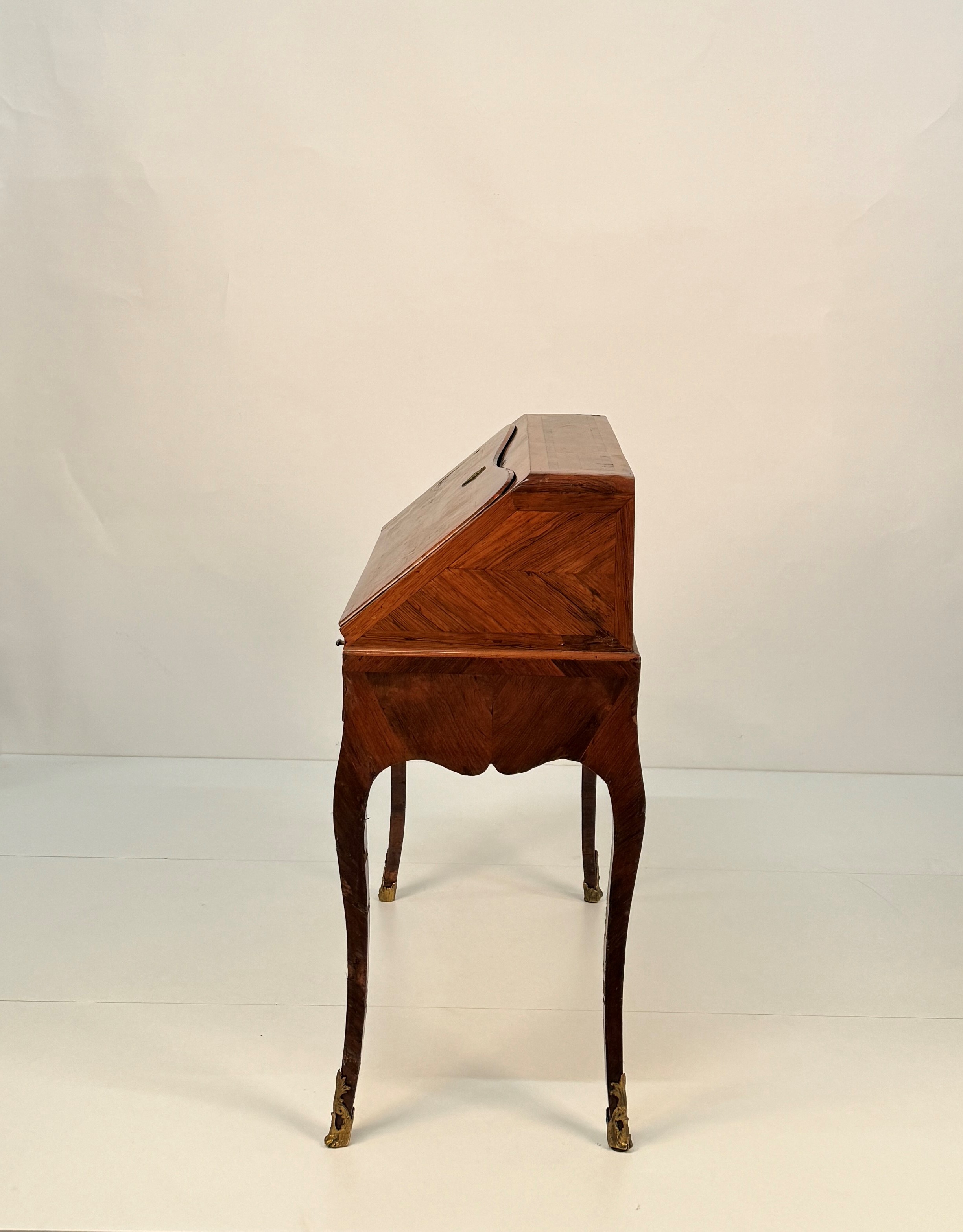 Piccolo scrittoio a ribalta lastronato in bois de violette, Genova