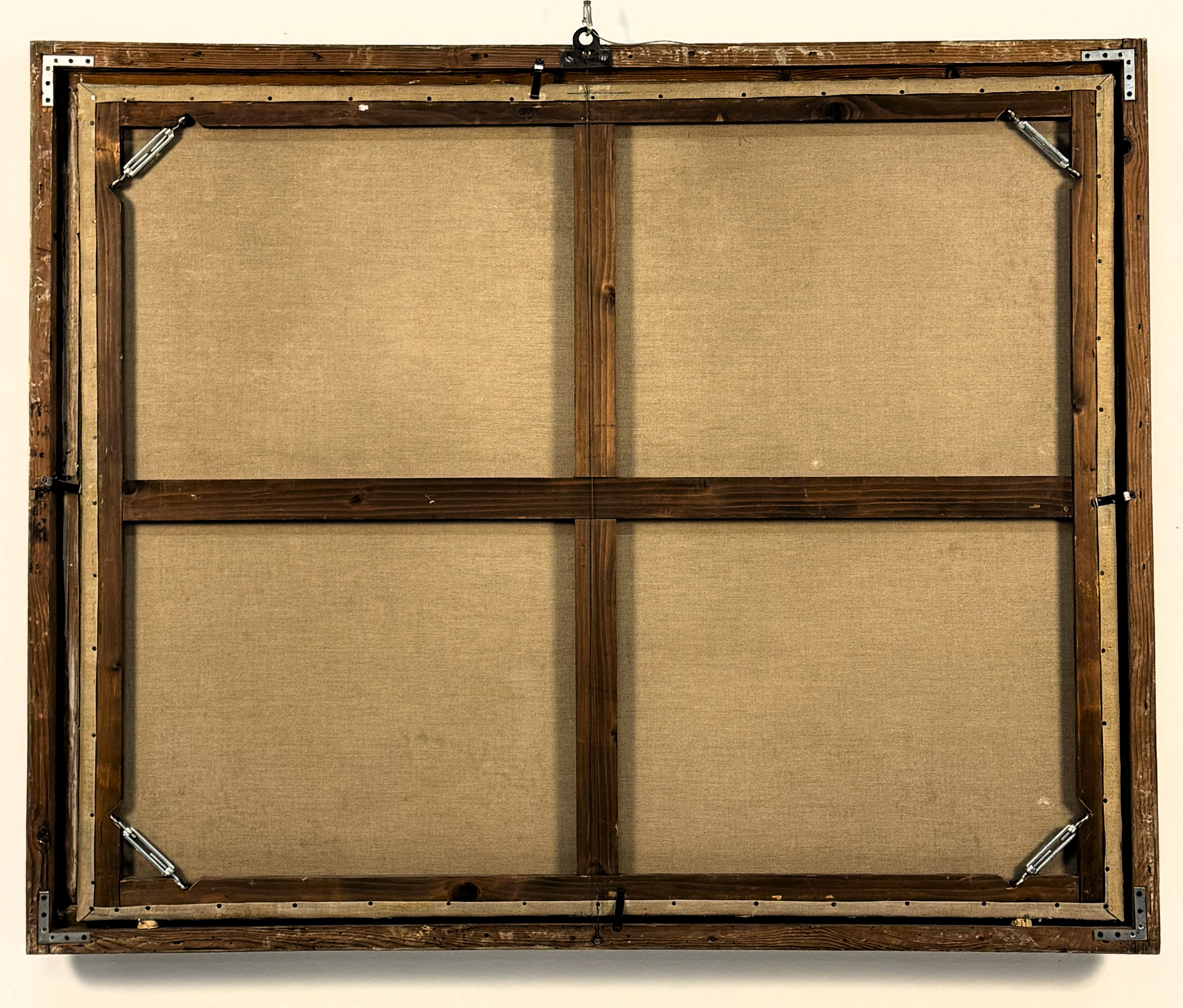 Strada di periferia con viandanti