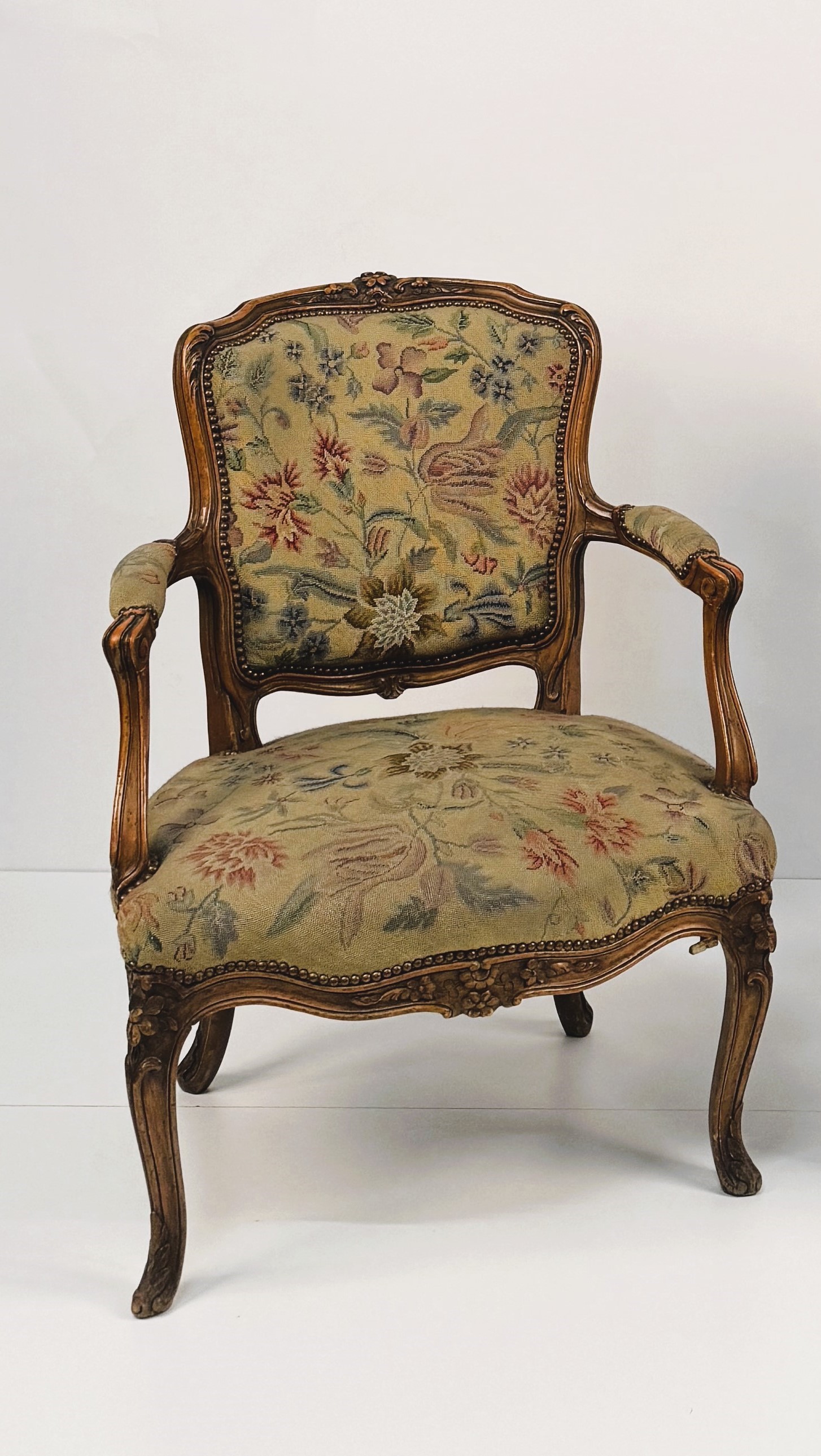 Coppia di poltrone in noce, in stile Luigi XV