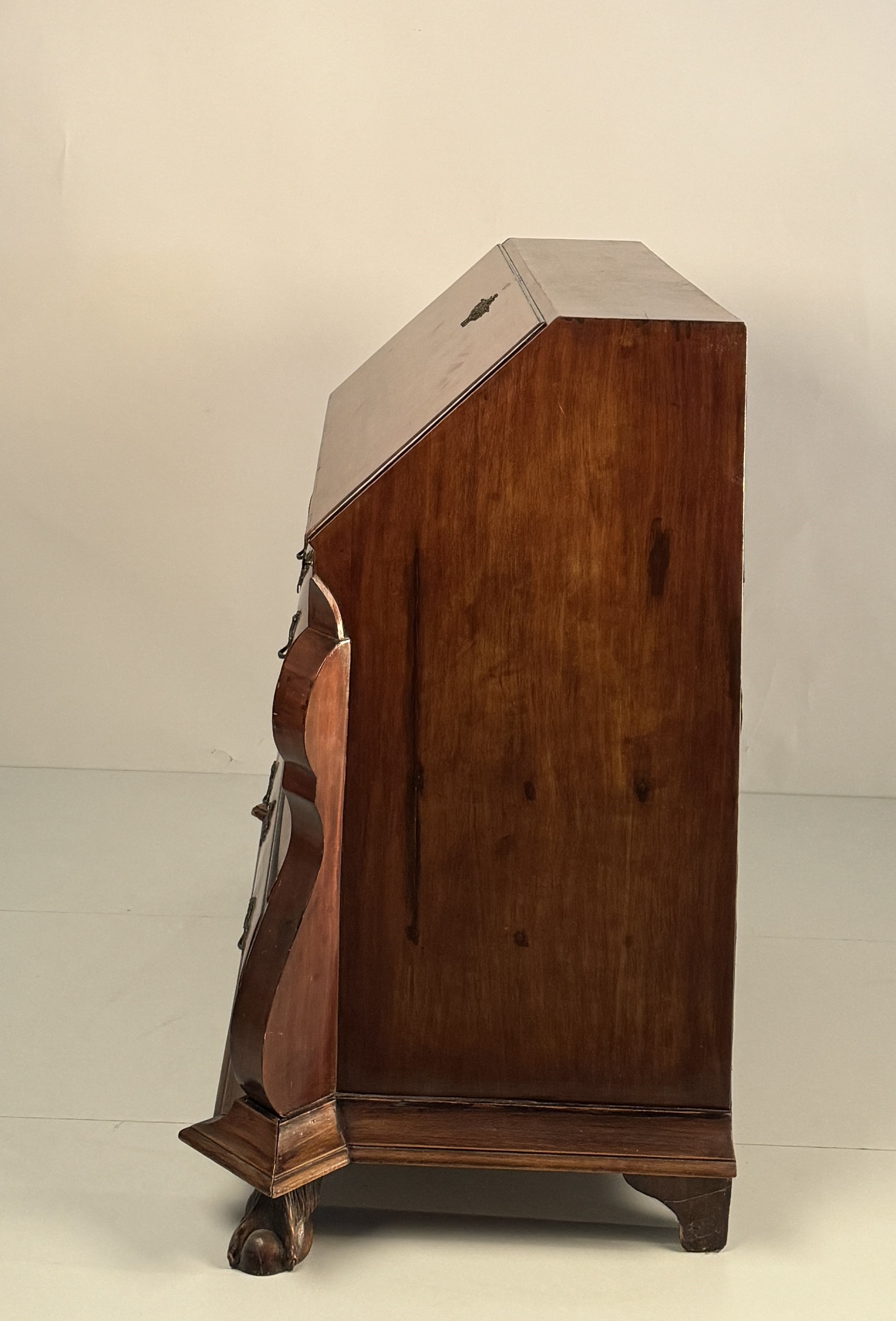 Cassettone a ribalta lastronato in mogano, Inghilterra