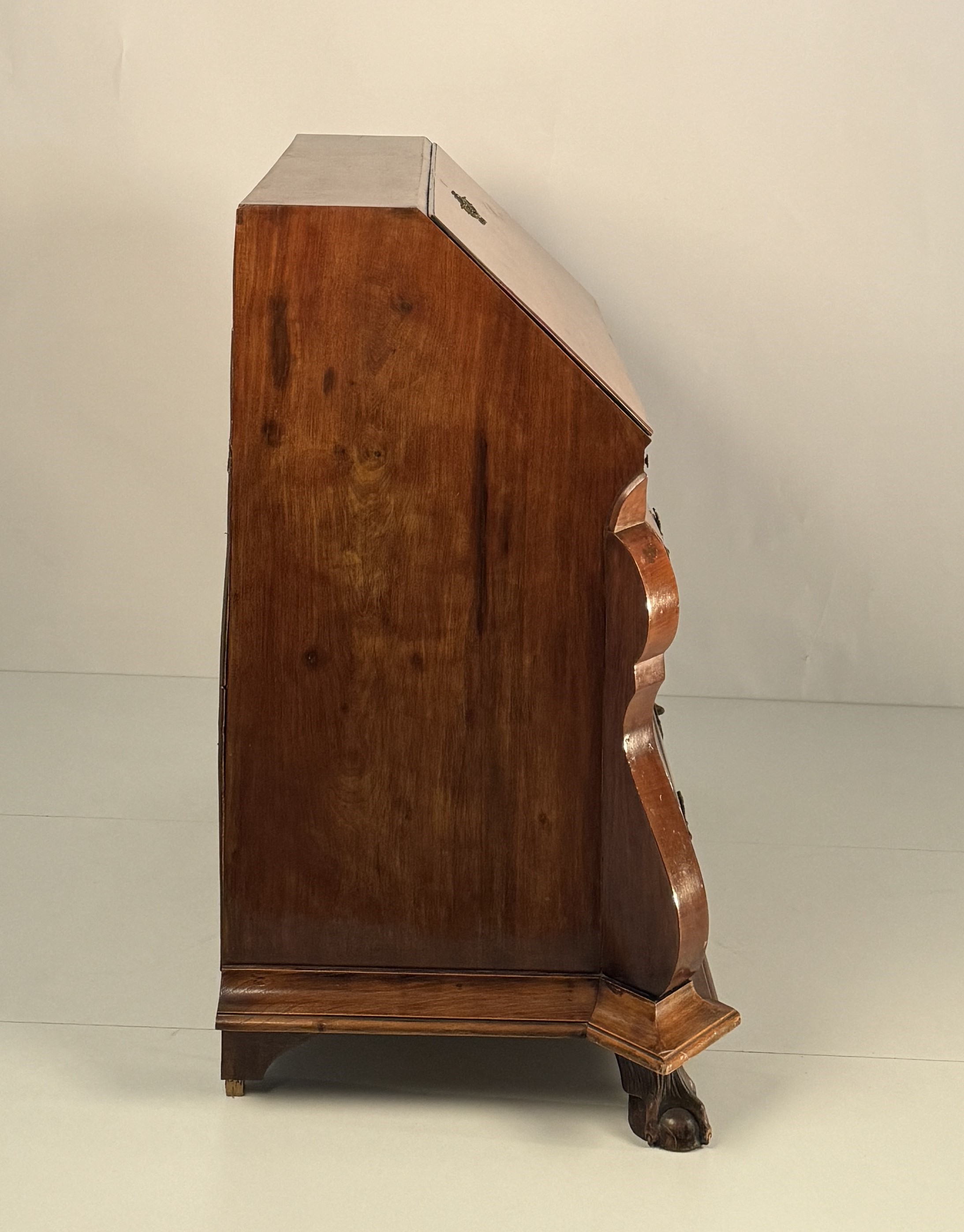 Cassettone a ribalta lastronato in mogano, Inghilterra