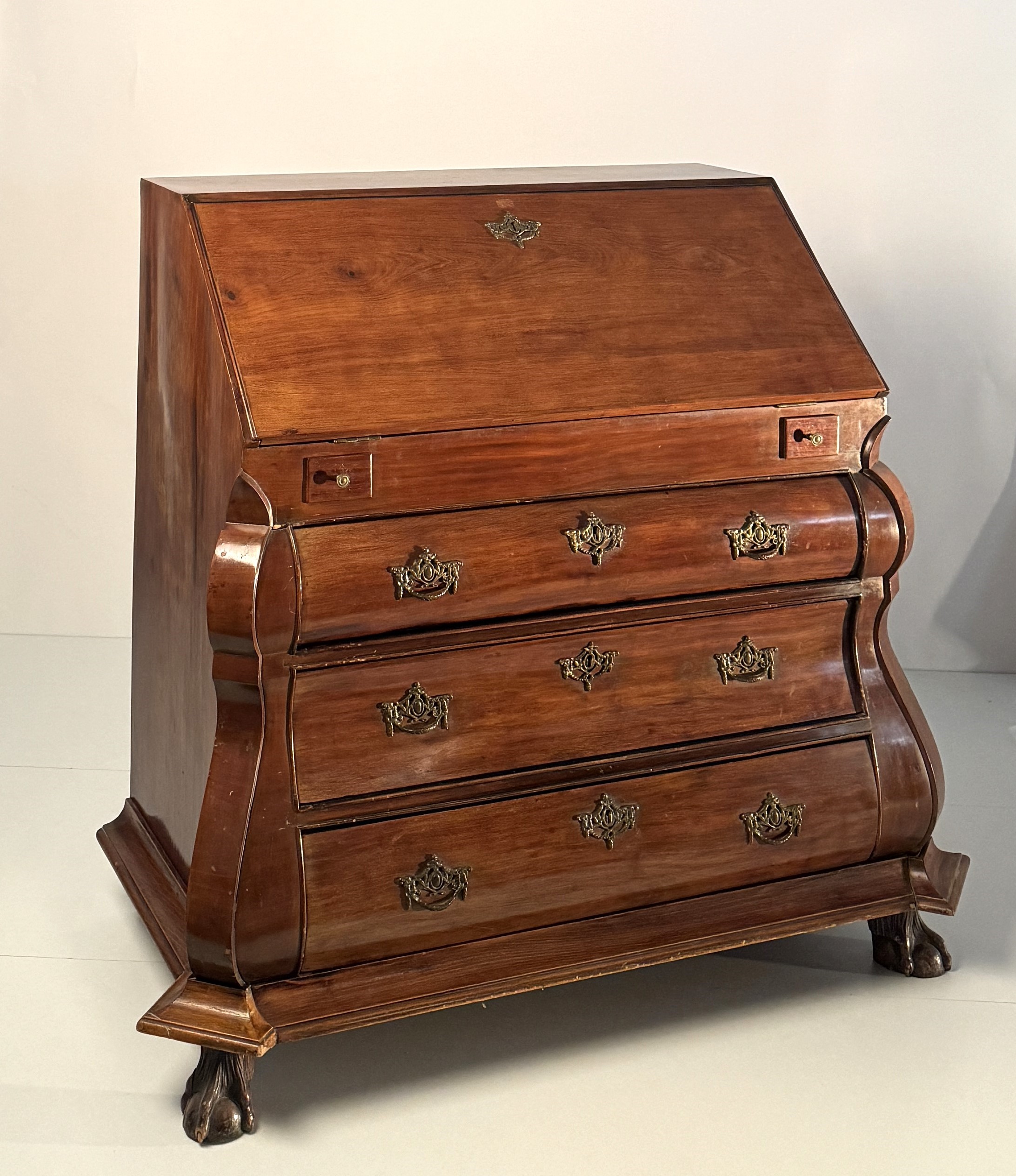 Cassettone a ribalta lastronato in mogano, Inghilterra