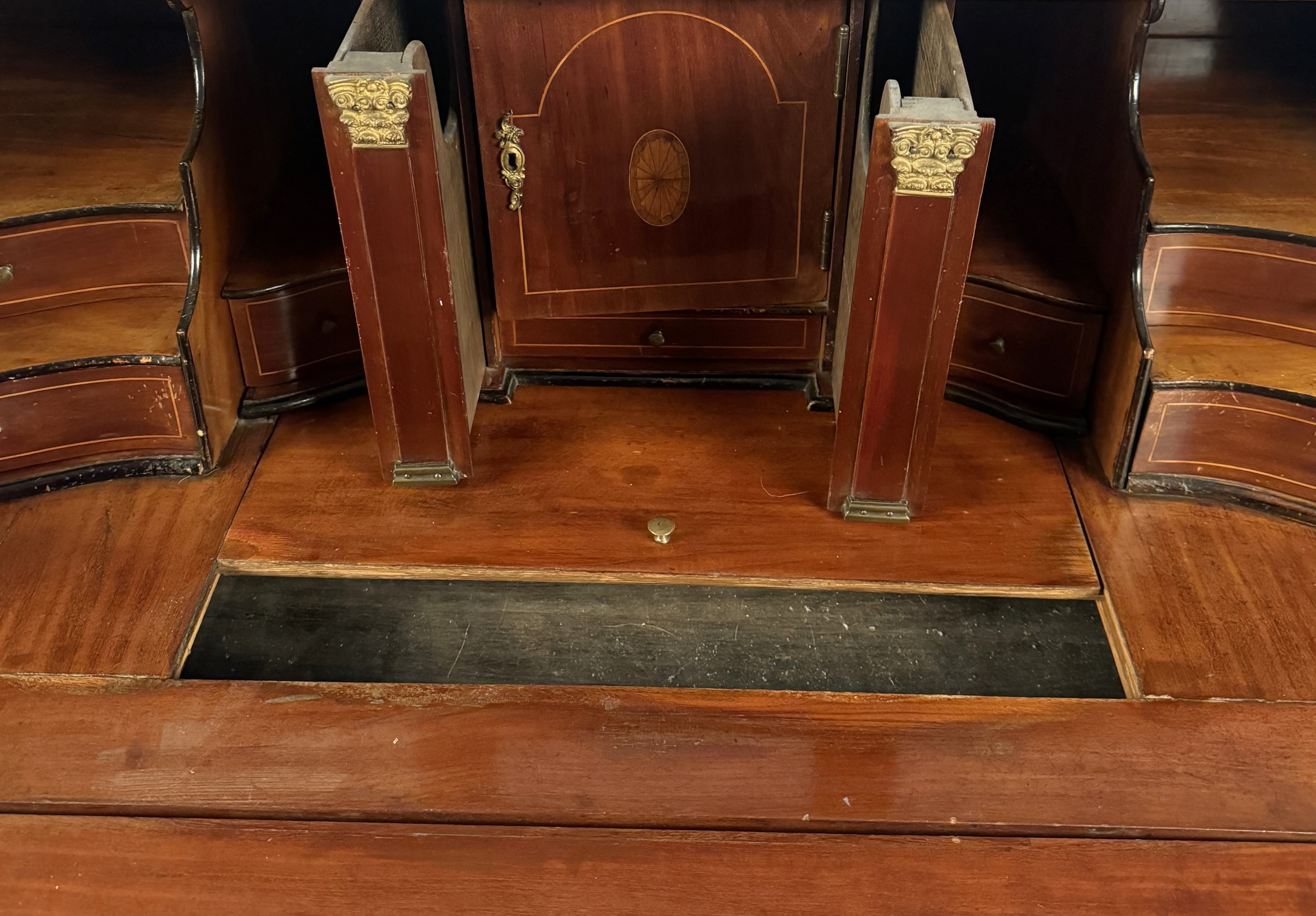 Cassettone a ribalta lastronato in mogano, Inghilterra