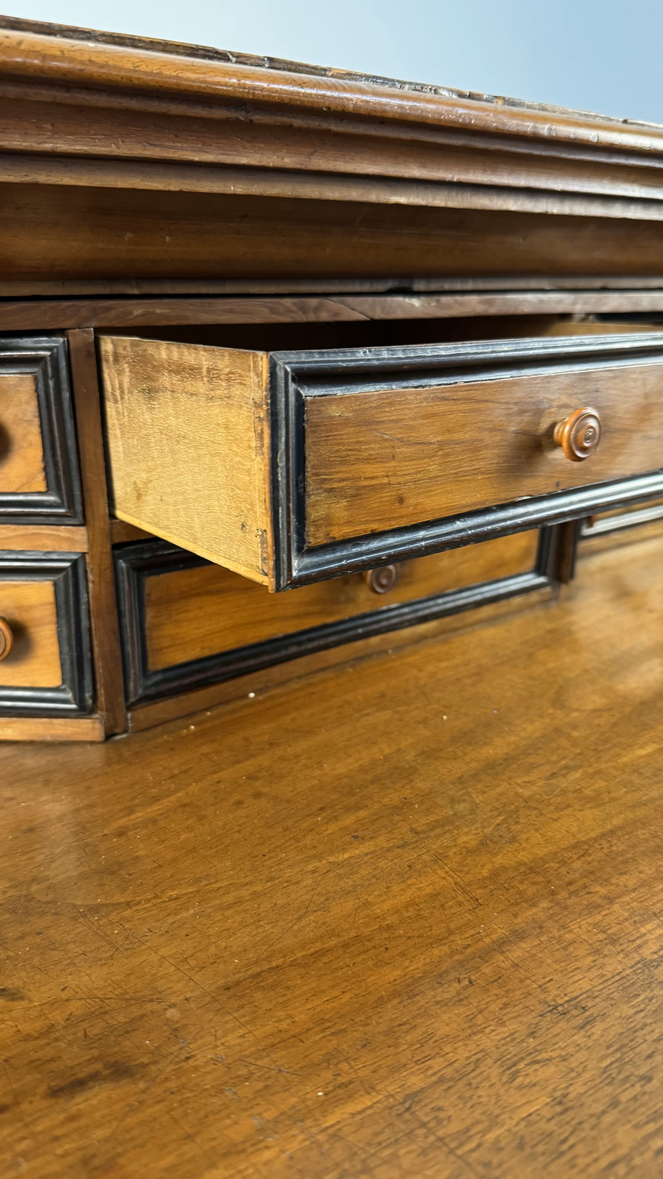 Cassettone in noce e in parte lastronato in noce