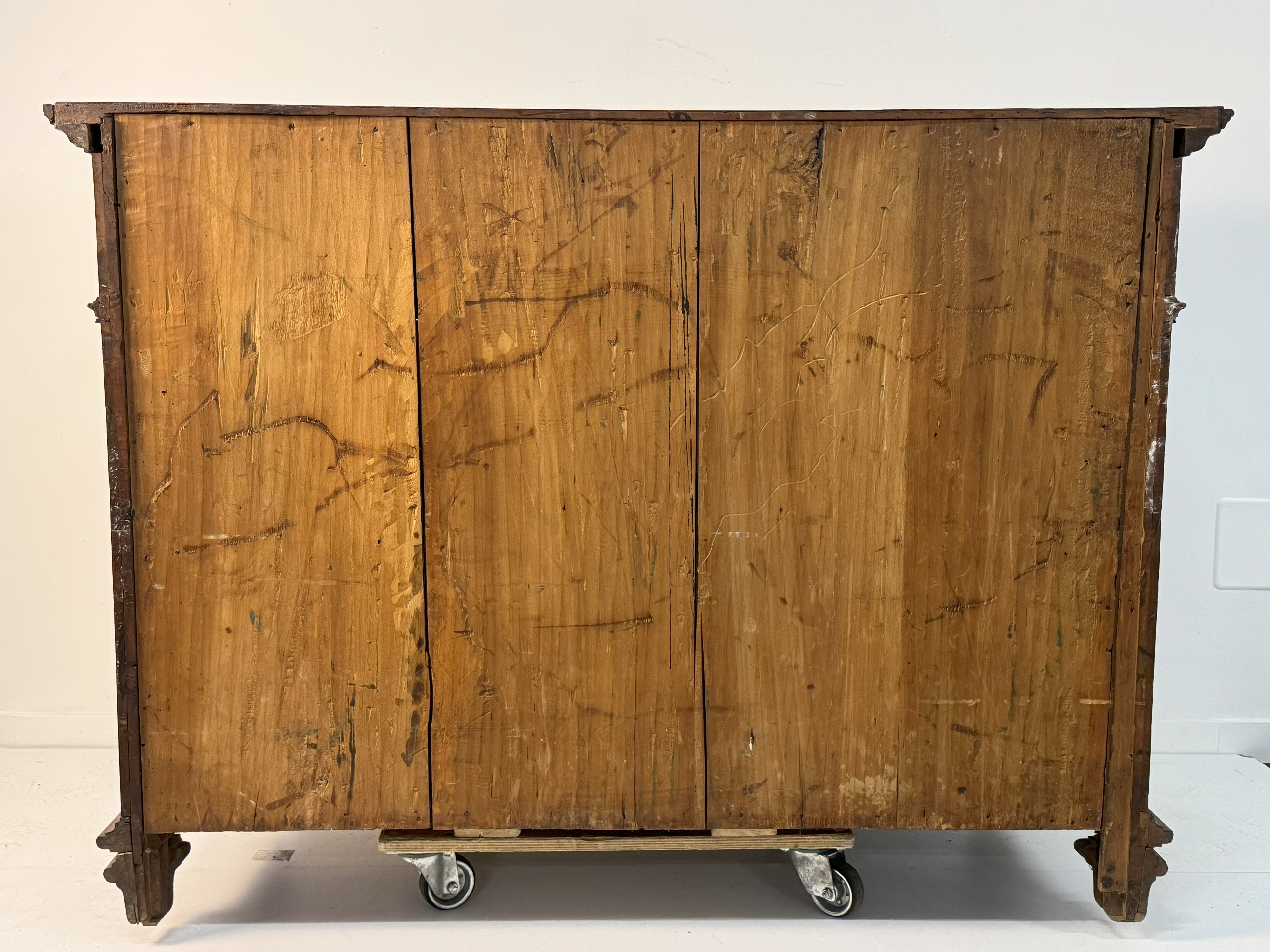 Cassettone in noce e in parte lastronato in noce