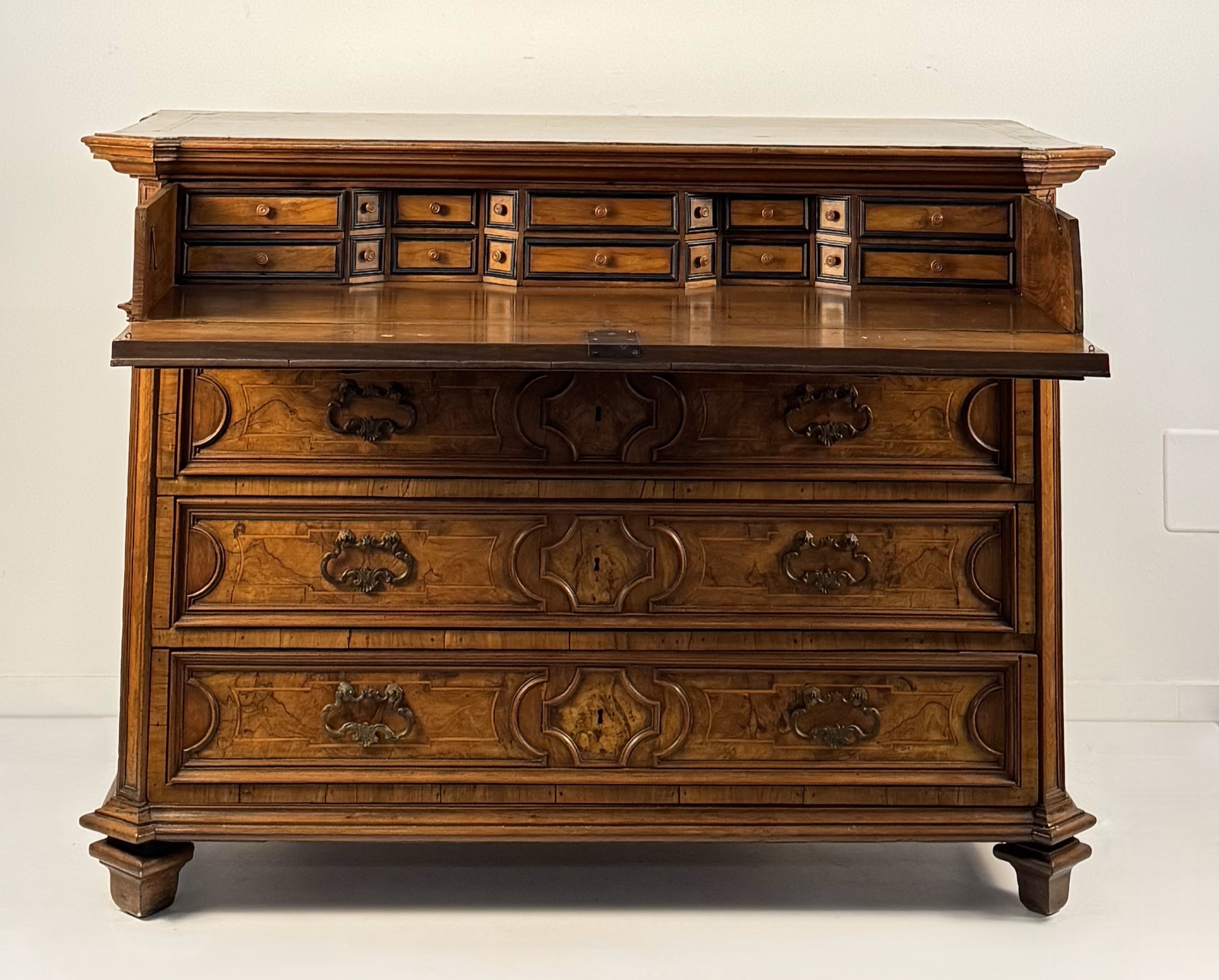 Cassettone in noce e in parte lastronato in noce