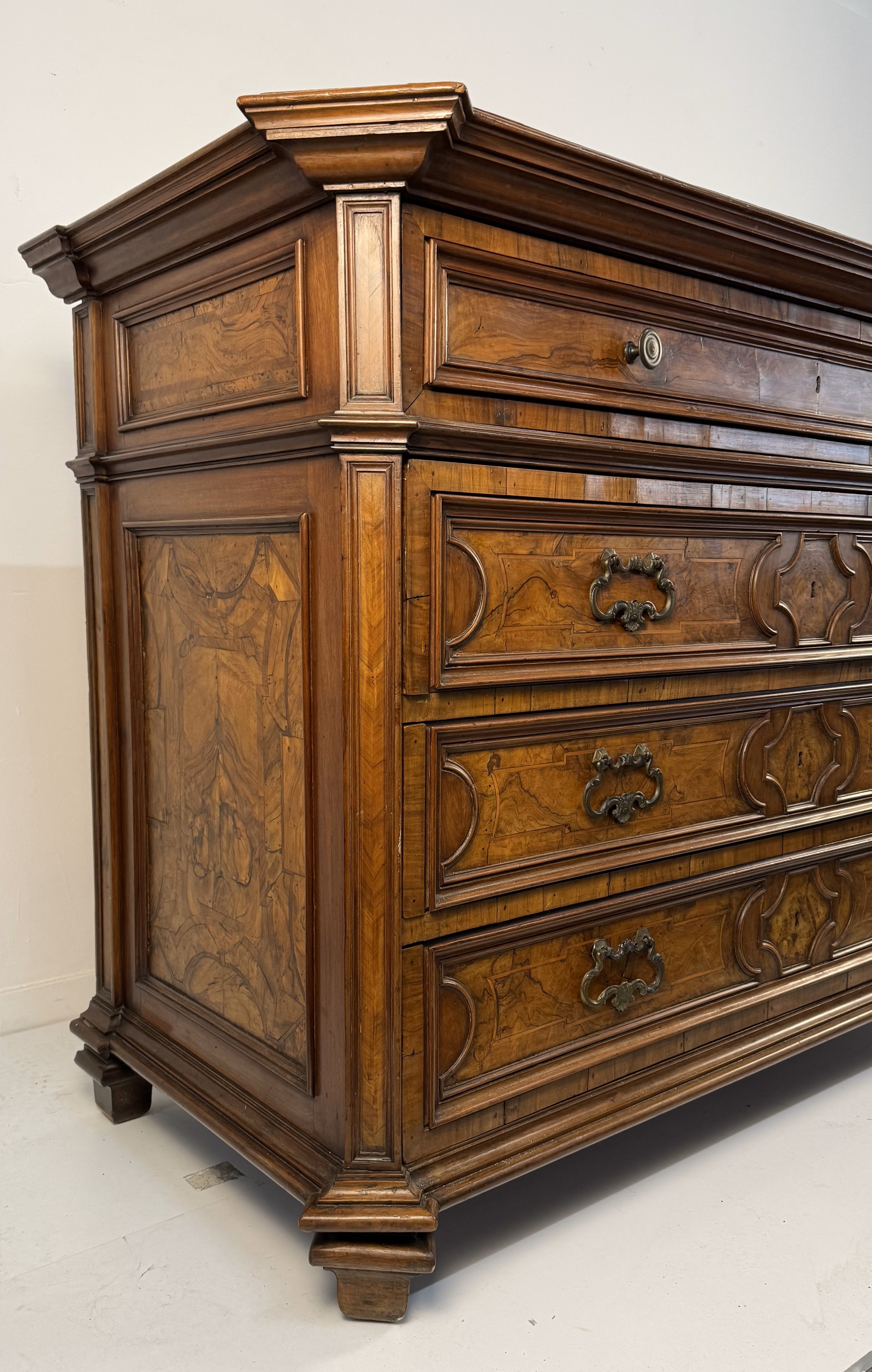 Cassettone in noce e in parte lastronato in noce