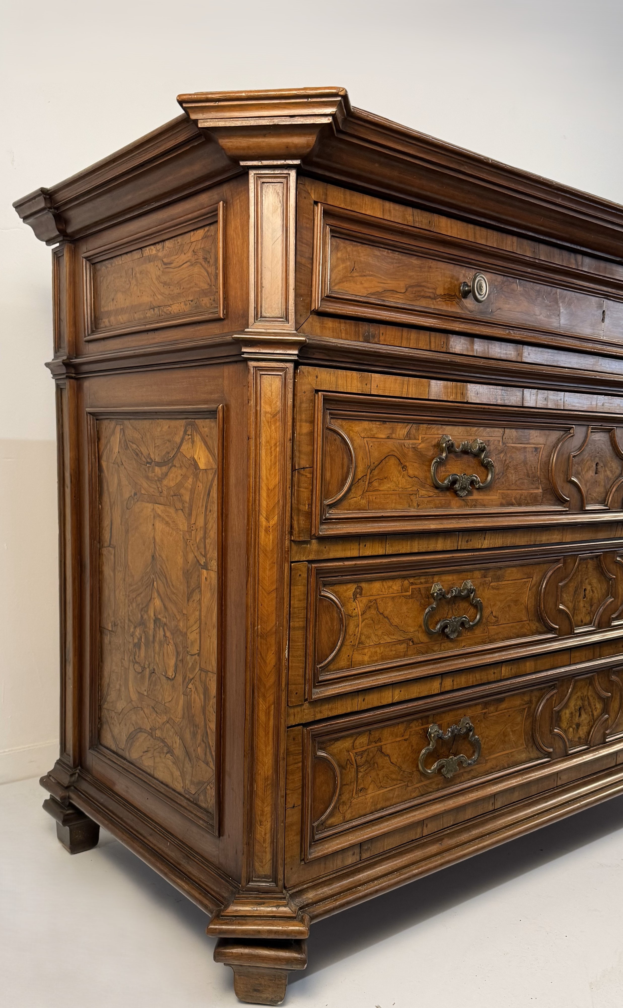 Cassettone in noce e in parte lastronato in noce