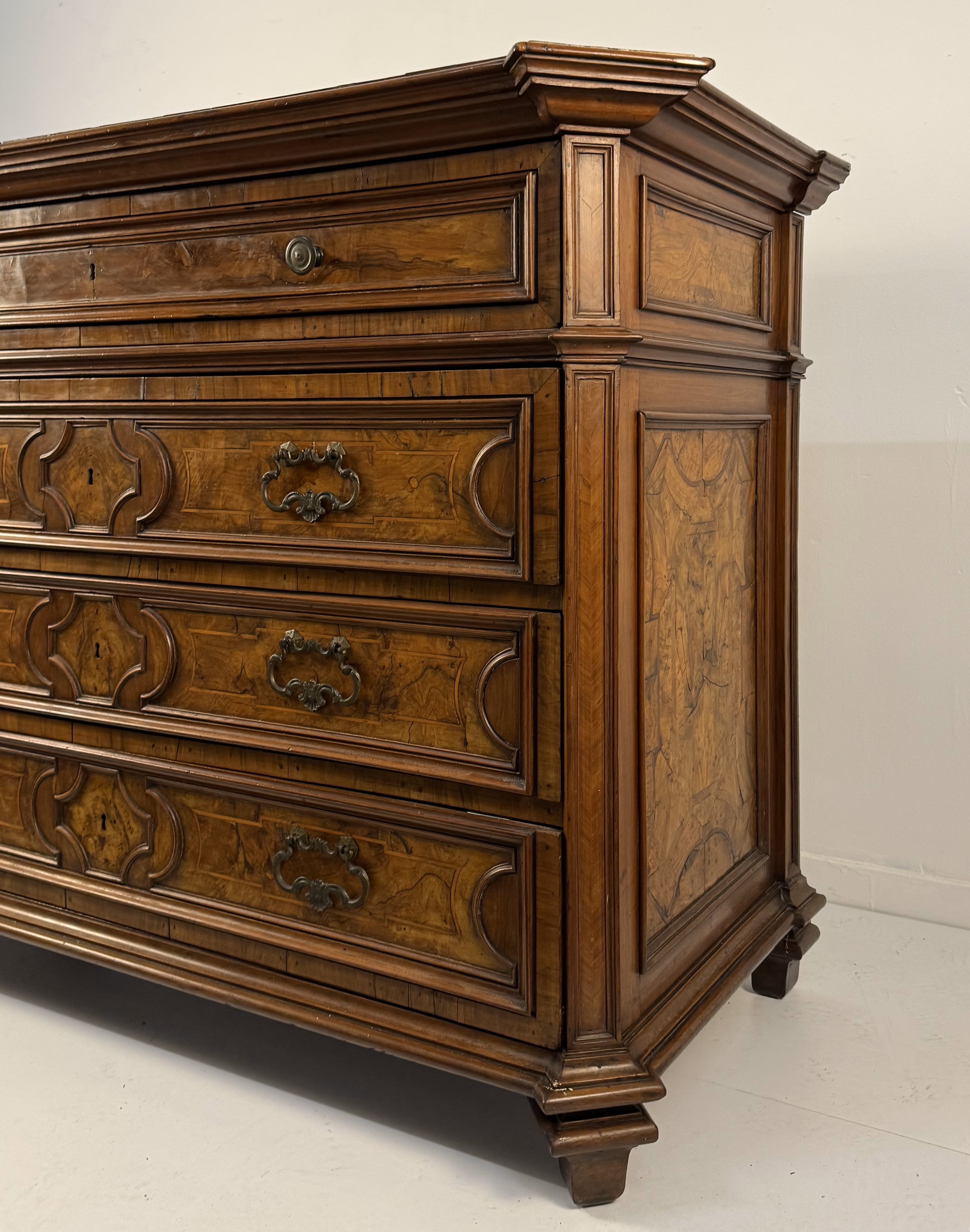 Cassettone in noce e in parte lastronato in noce