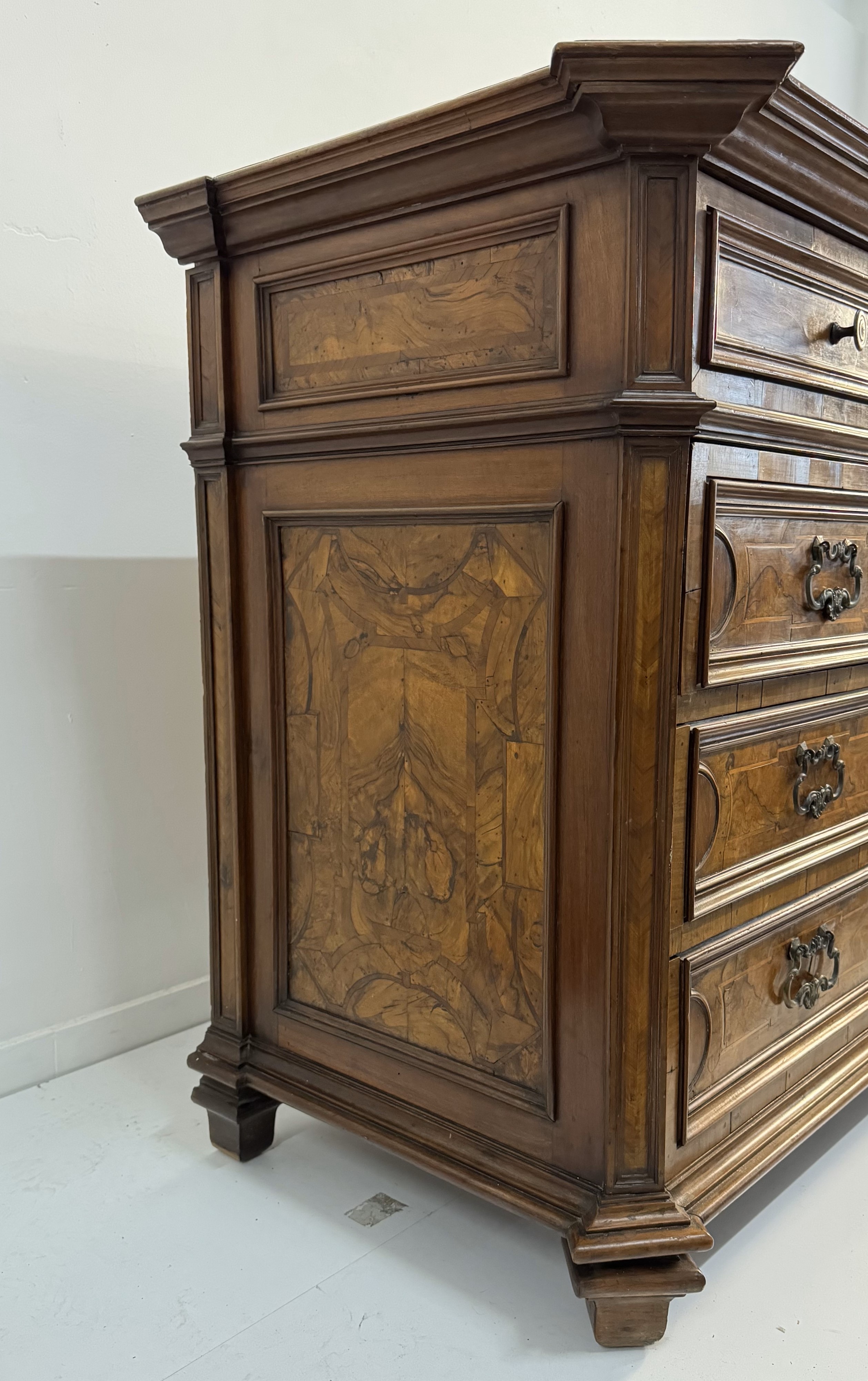 Cassettone in noce e in parte lastronato in noce