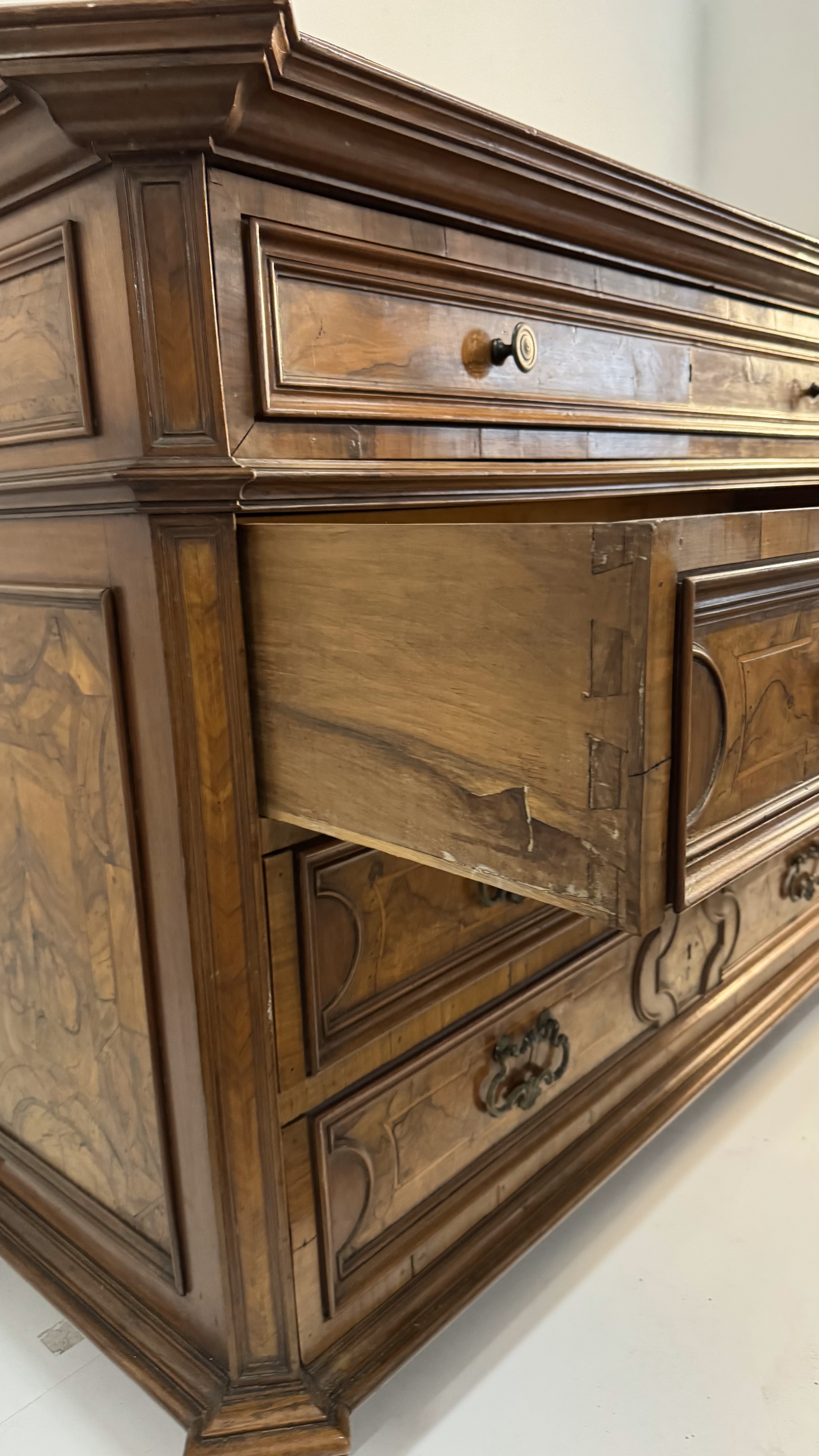 Cassettone in noce e in parte lastronato in noce