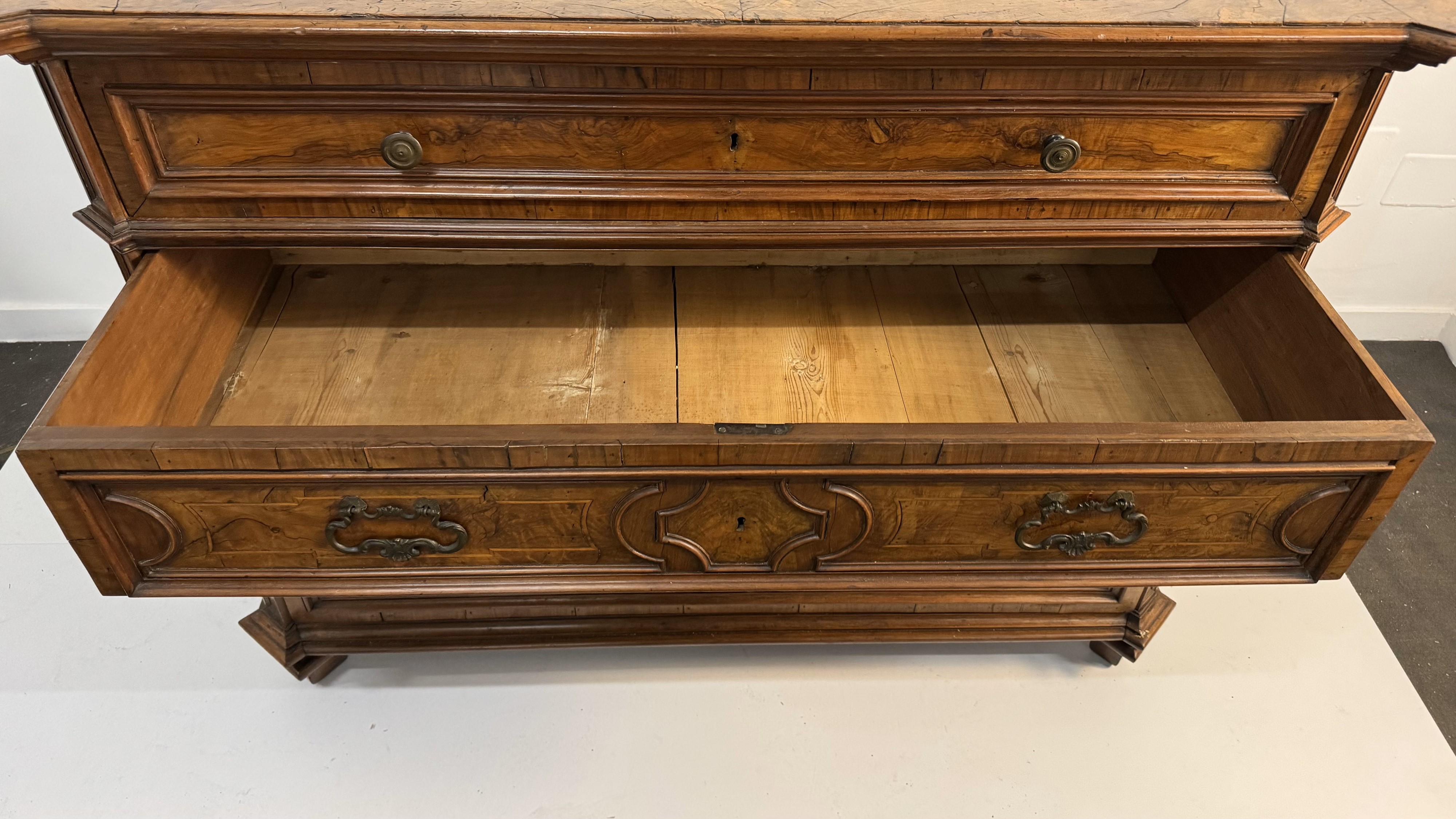 Cassettone in noce e in parte lastronato in noce