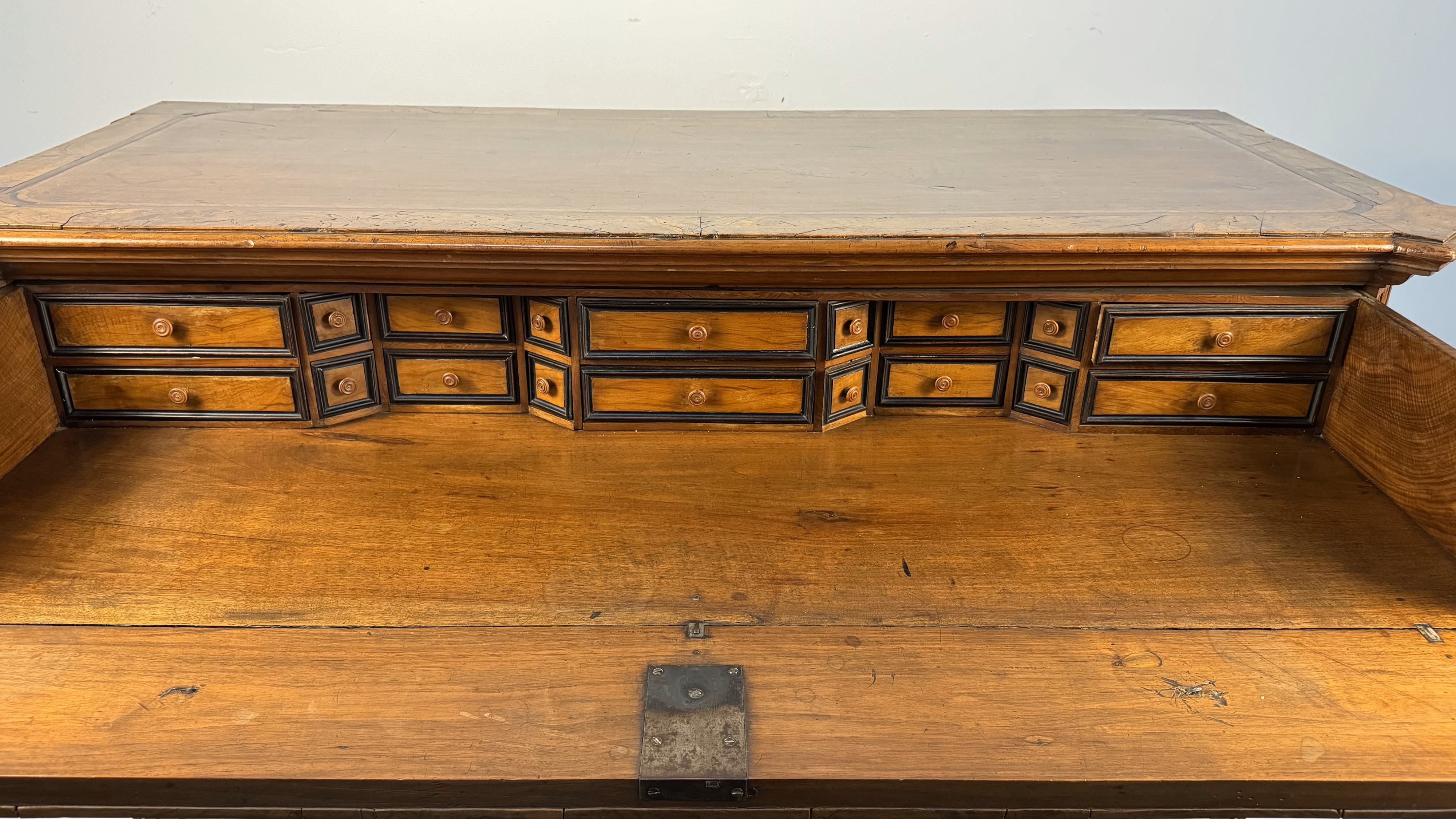 Cassettone in noce e in parte lastronato in noce