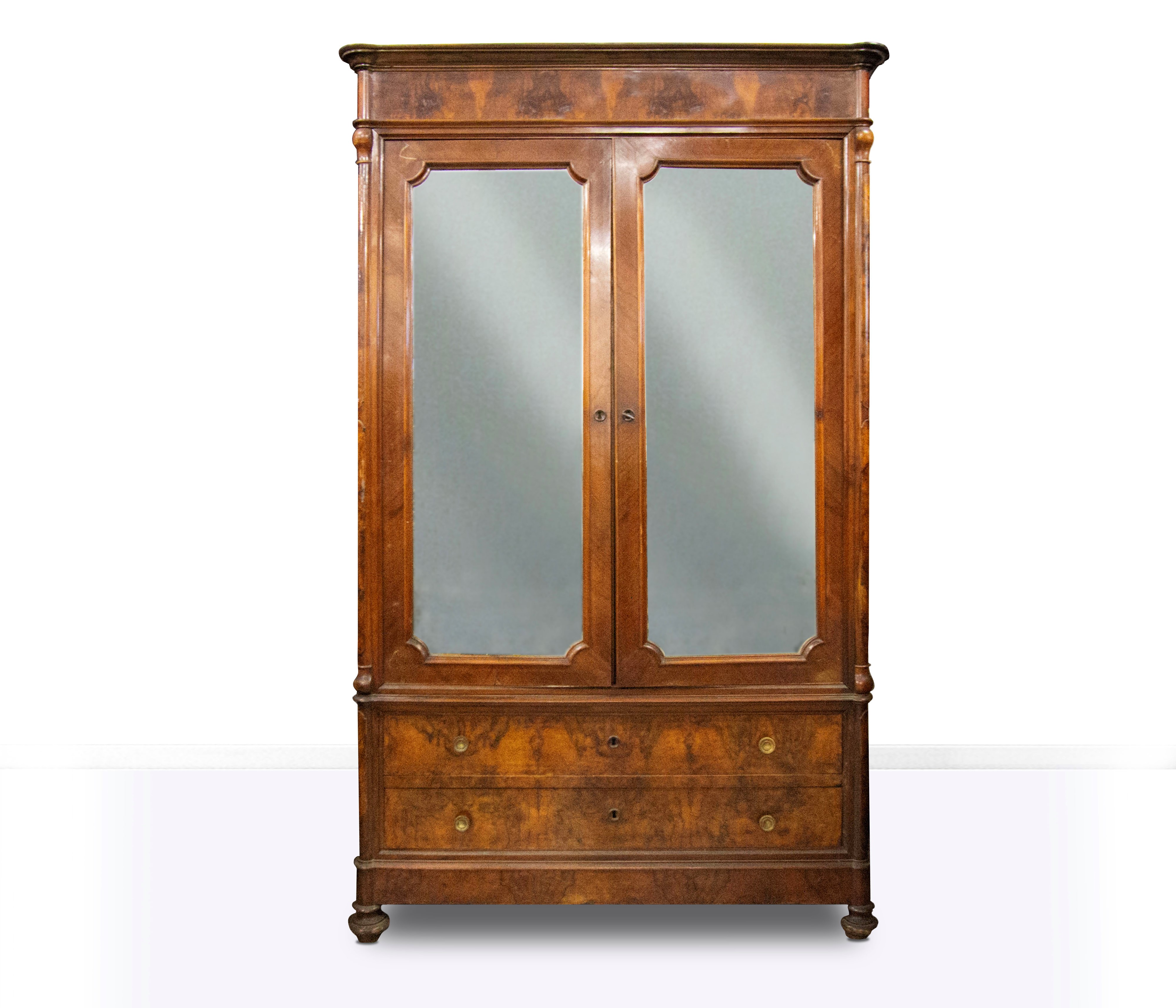 Armadio lastronato in noce e radica di noce