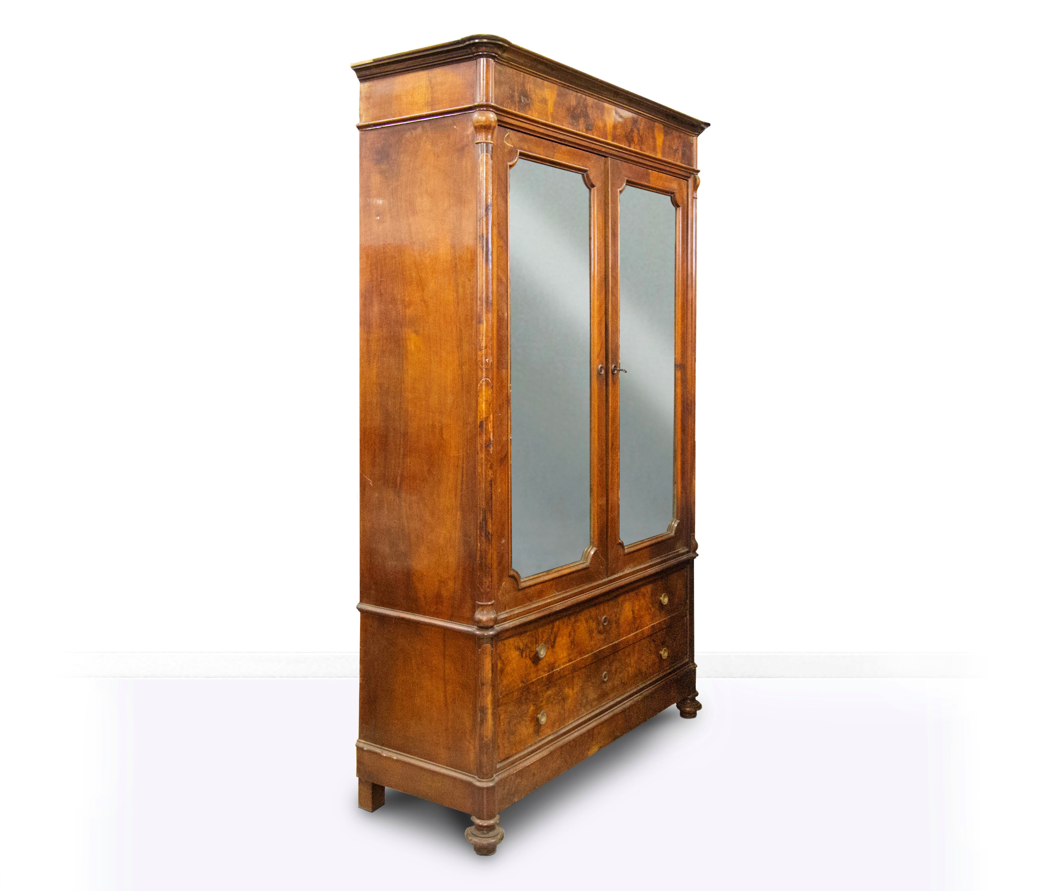 Armadio lastronato in noce e radica di noce