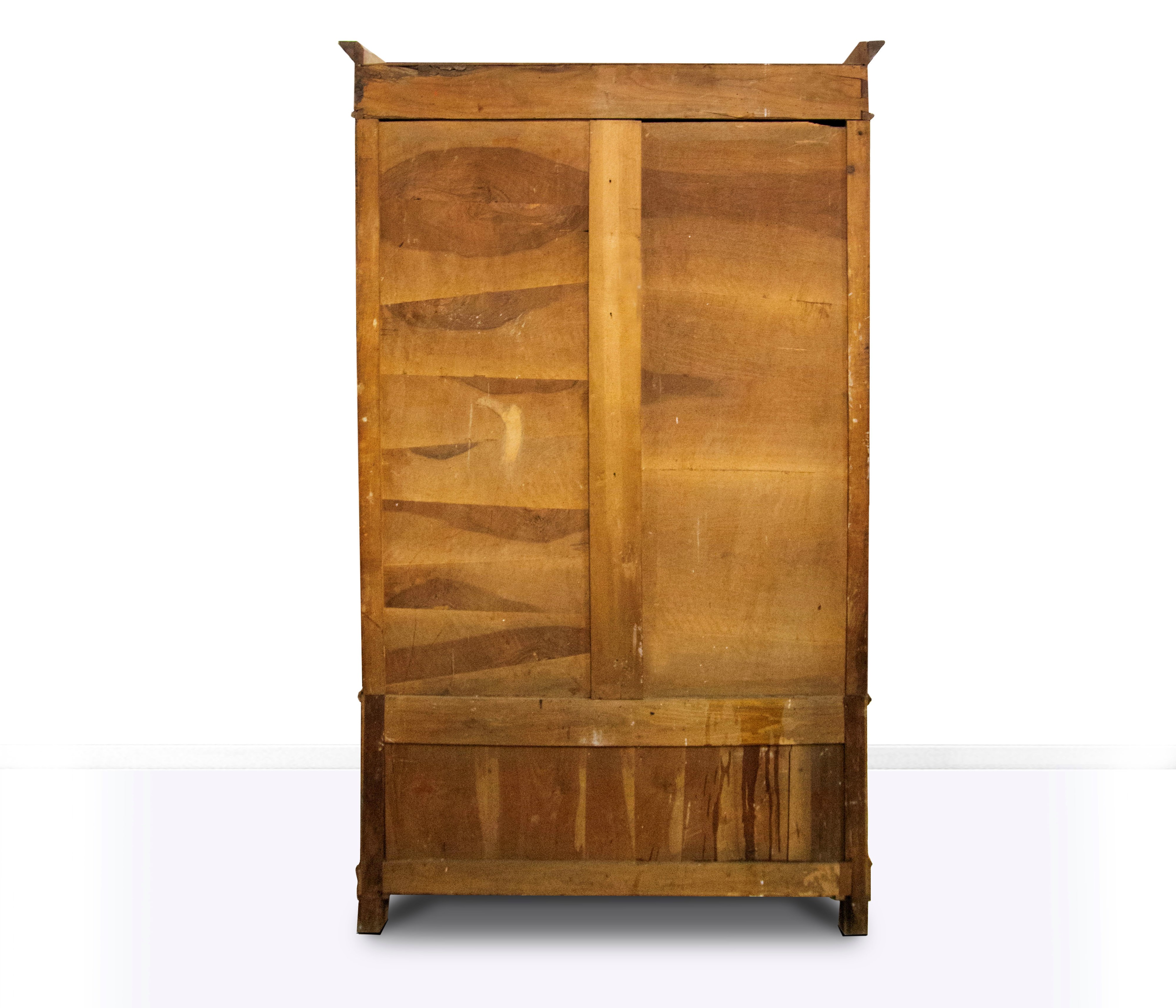 Armadio lastronato in noce e radica di noce