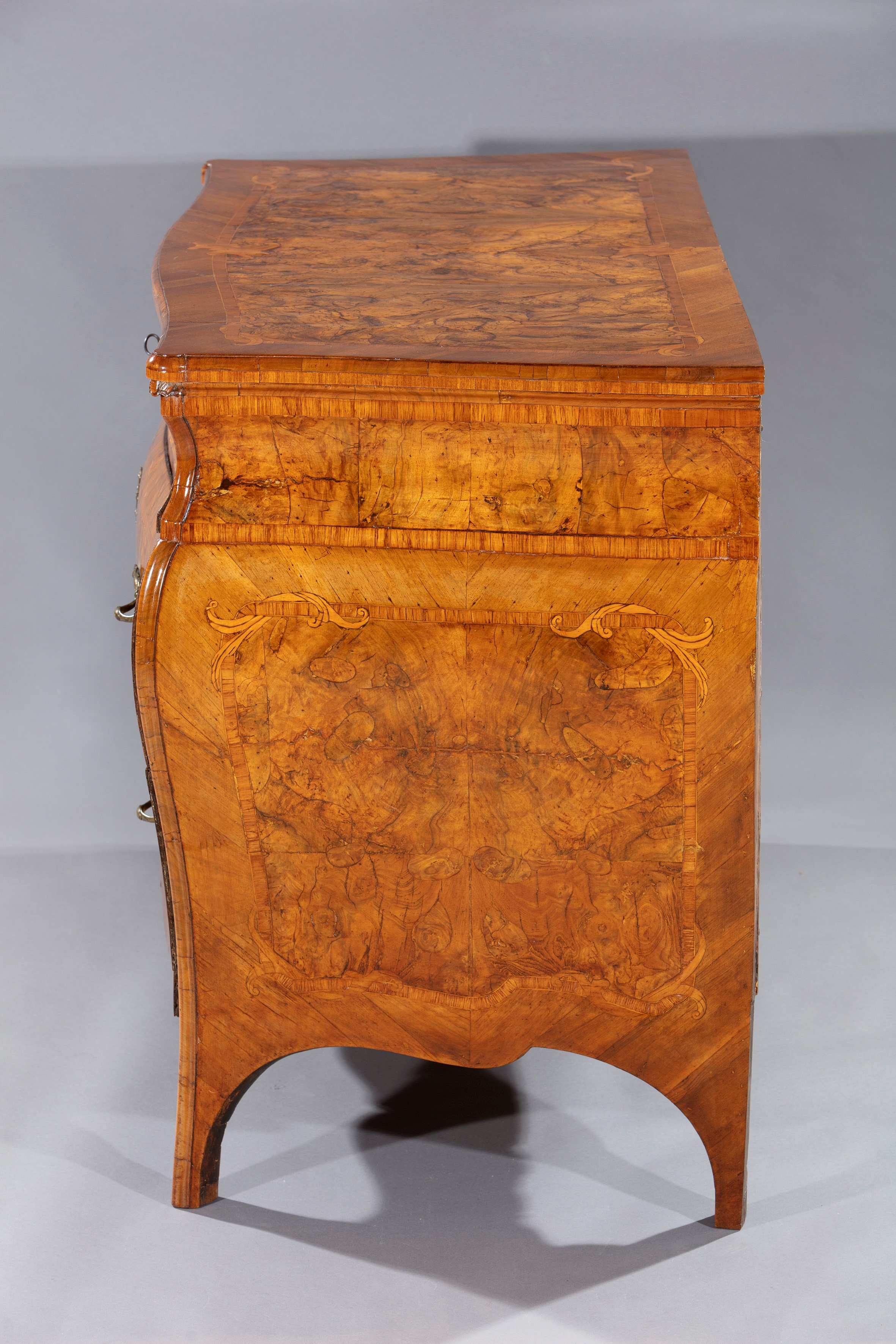 Cassettone lastronato in noce e radica di noce, Lombardia