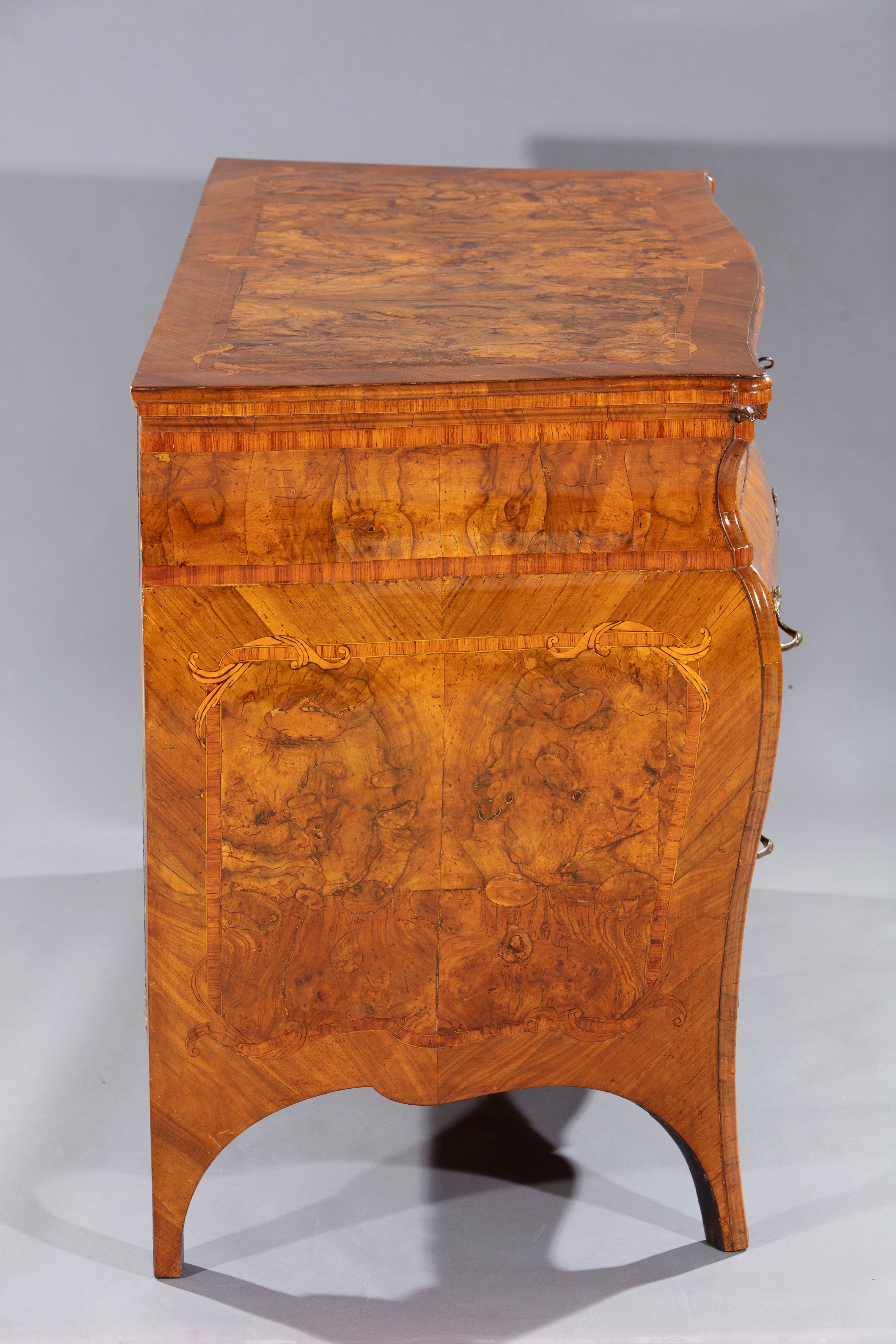 Cassettone lastronato in noce e radica di noce, Lombardia