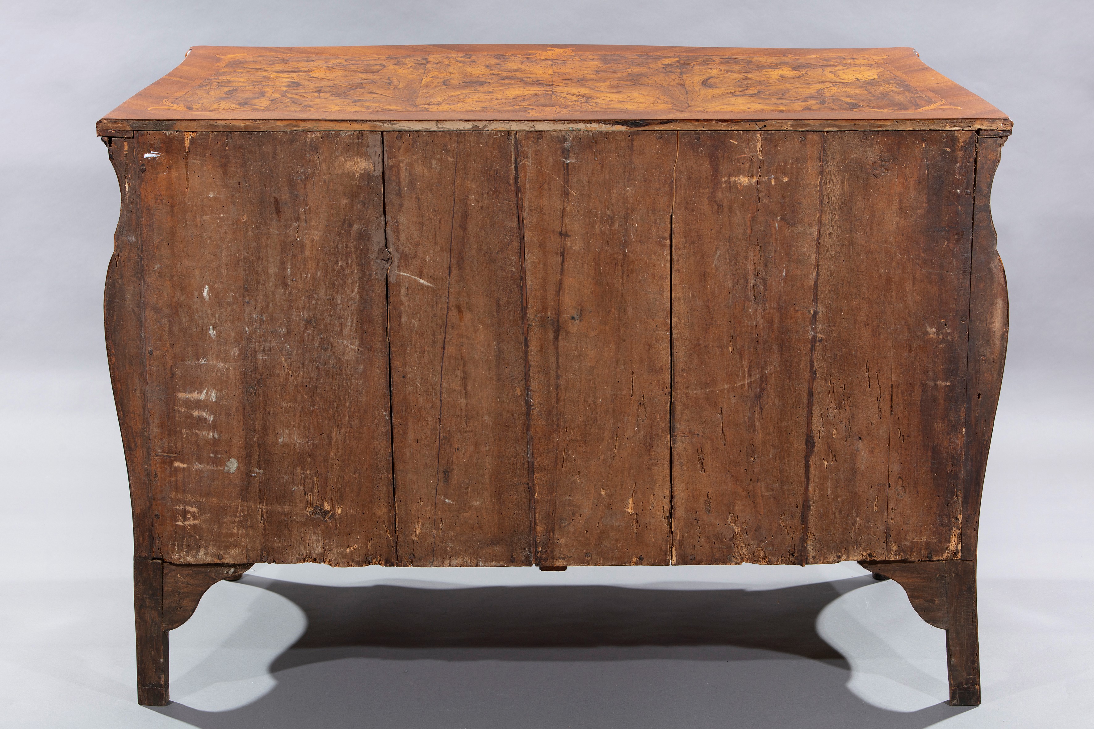 Cassettone lastronato in noce e radica di noce, Lombardia