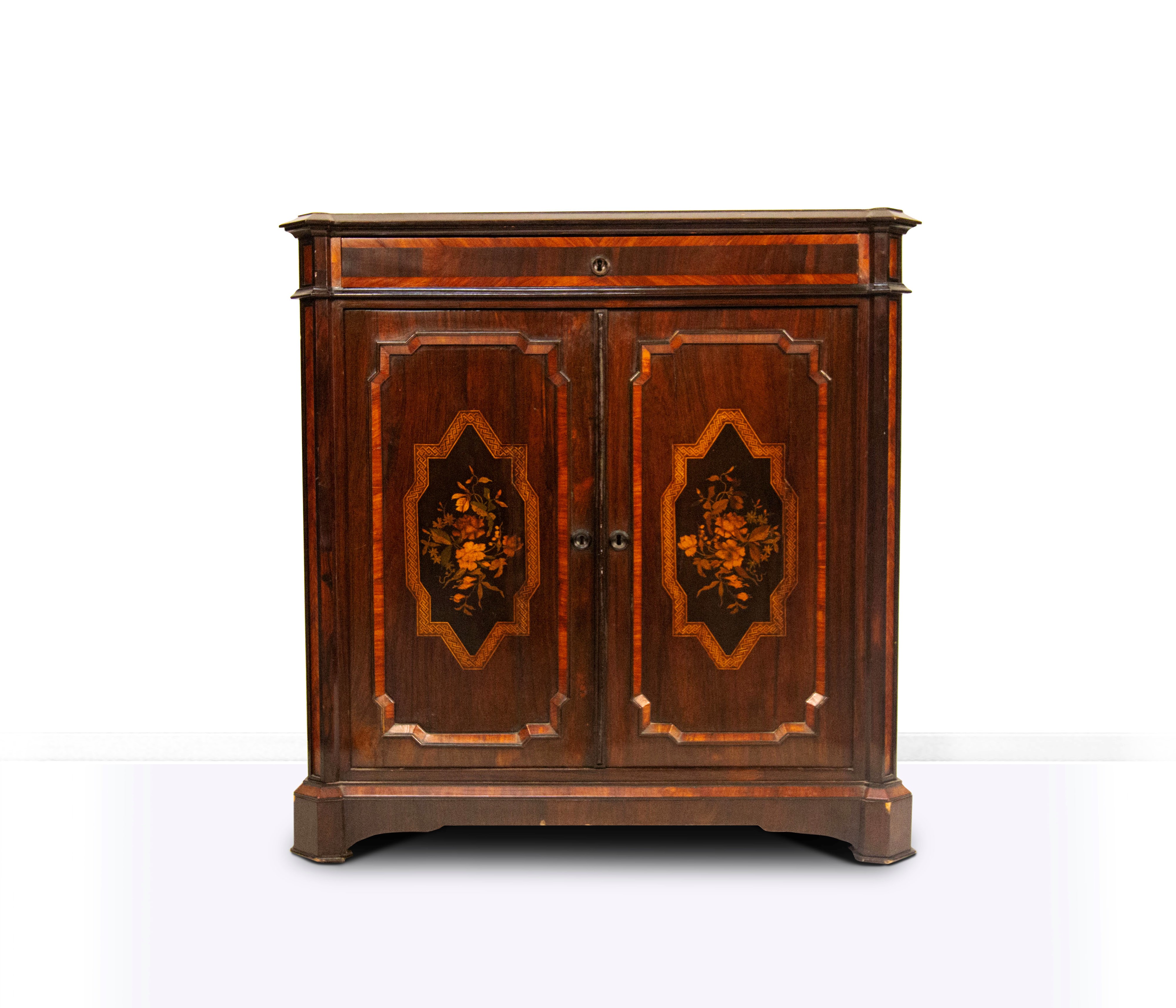 Credenza lastronata e intarsiata in legni diversi