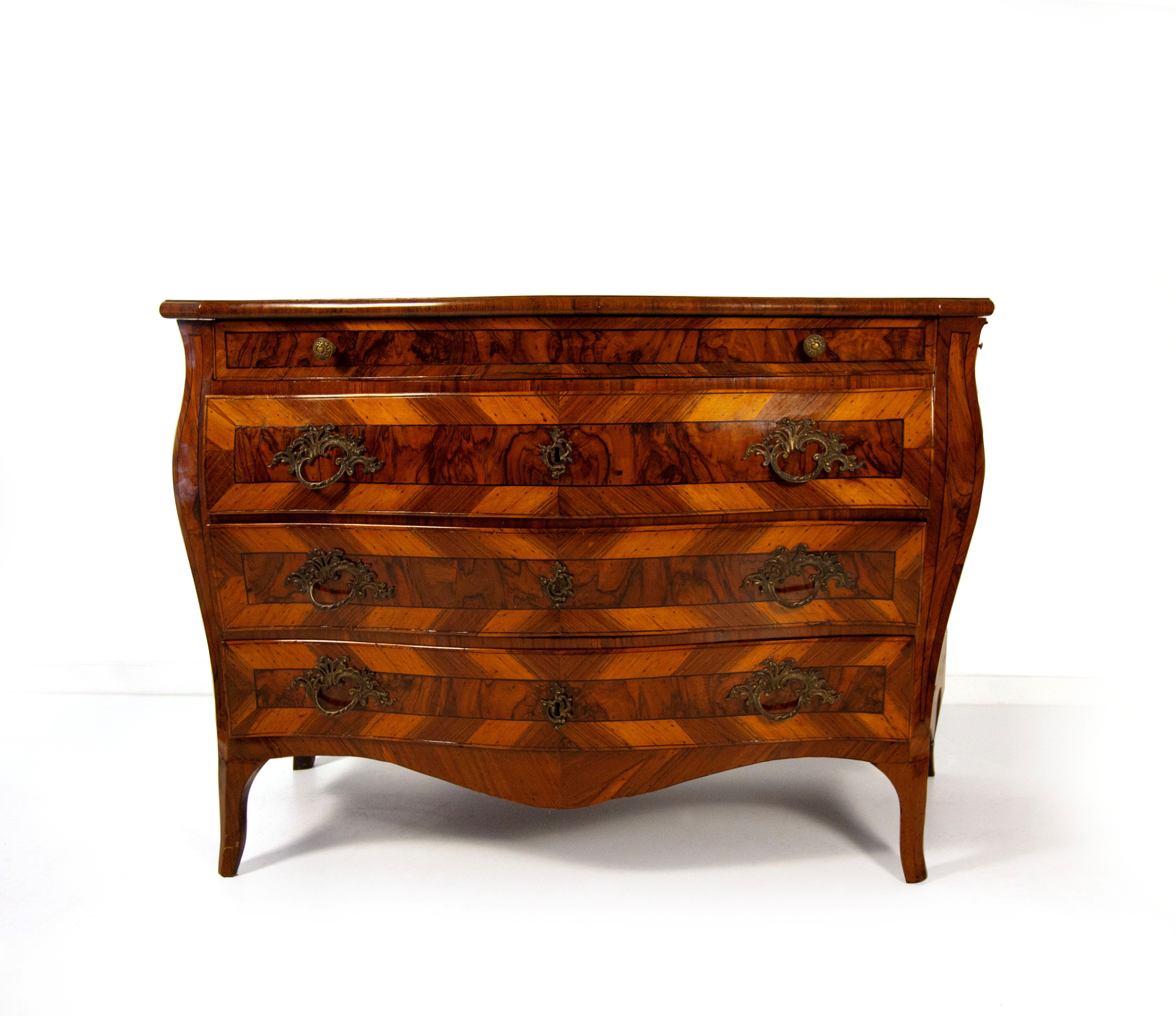 Cassettone lastronato in carrubo, noce e radica, Modena