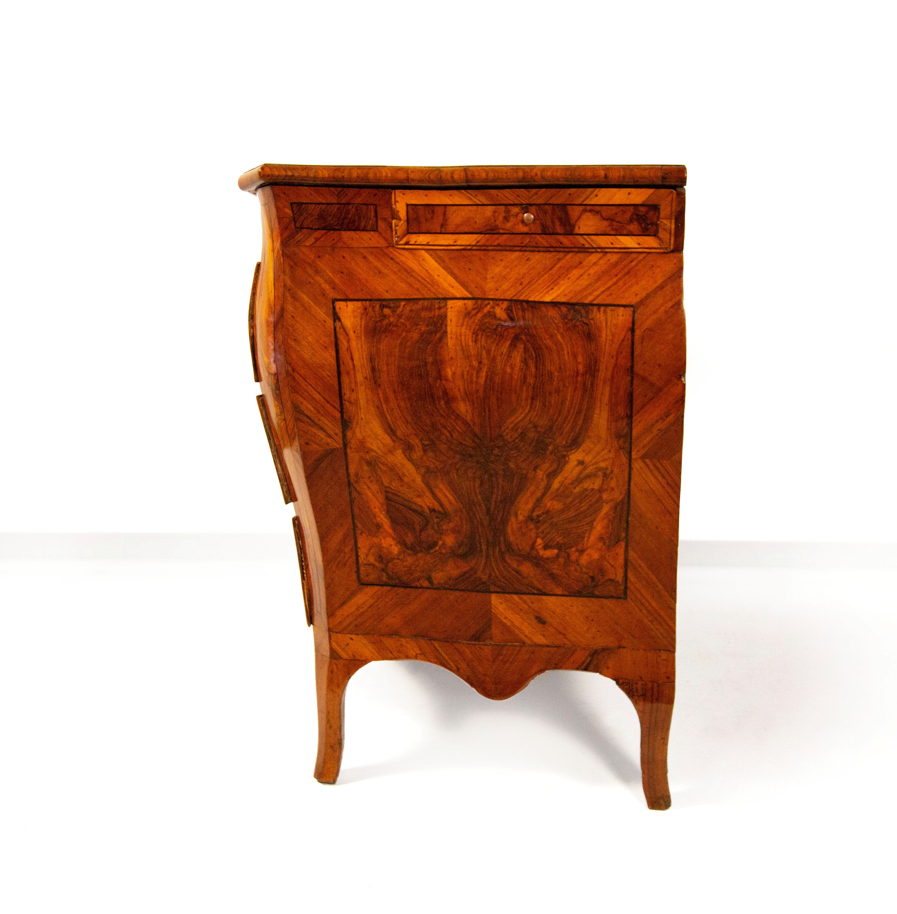 Cassettone lastronato in carrubo, noce e radica, Modena