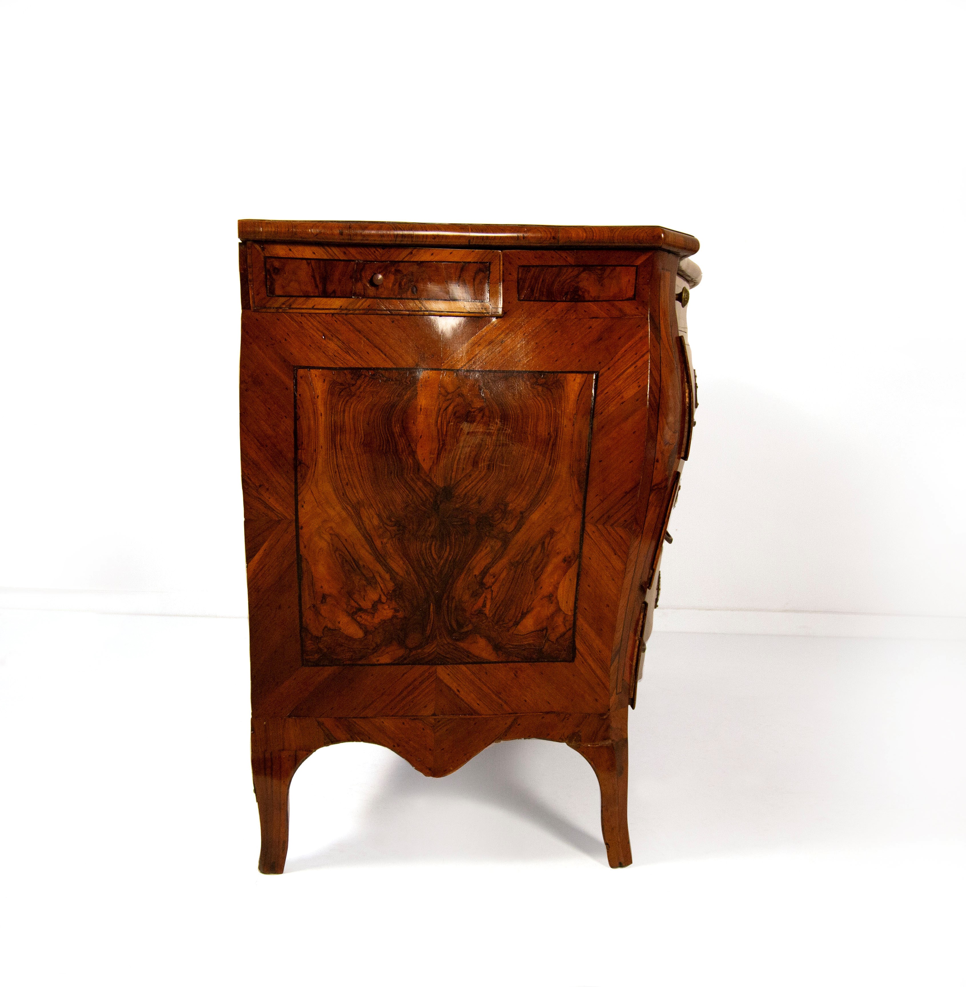 Cassettone lastronato in carrubo, noce e radica, Modena