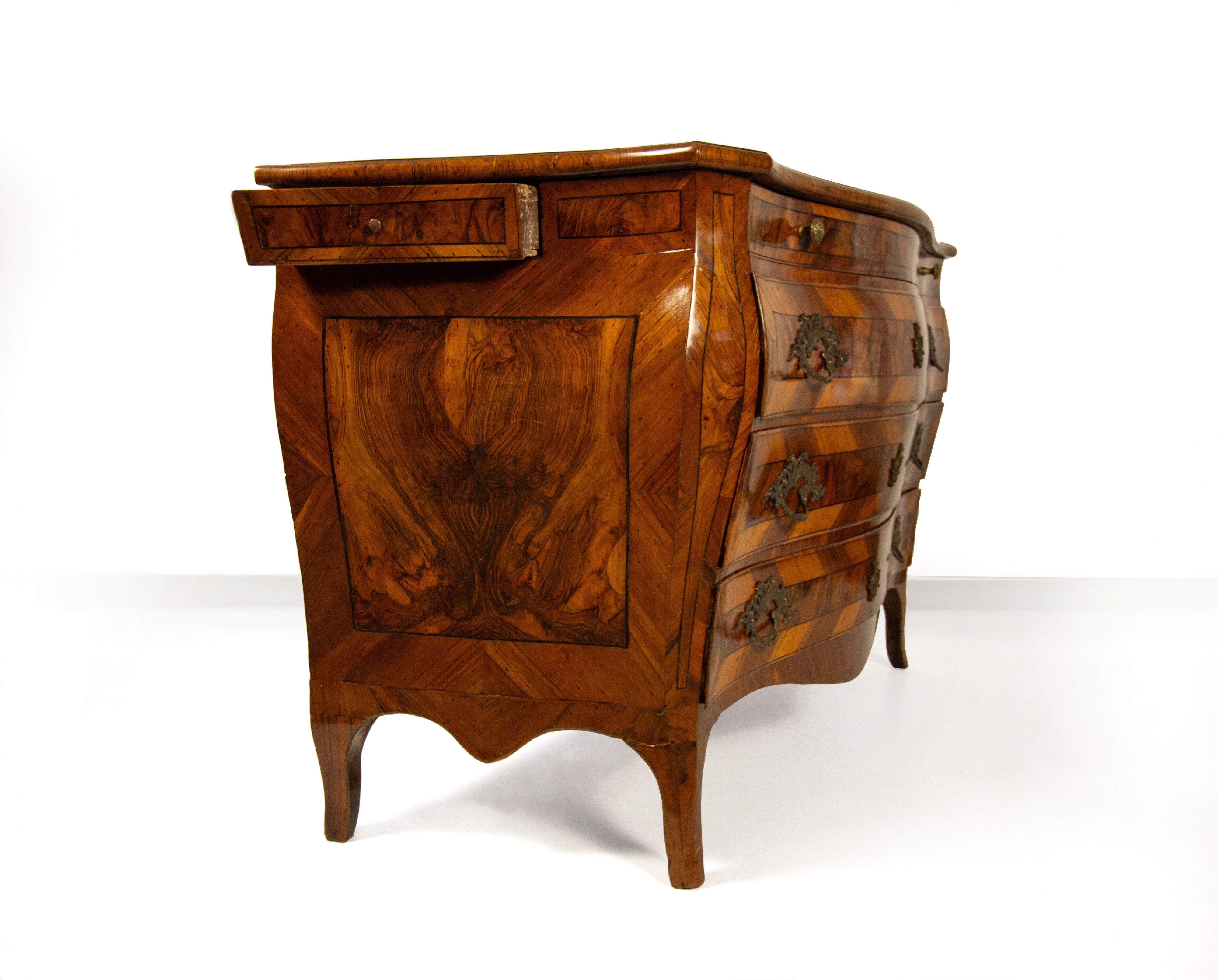 Cassettone lastronato in carrubo, noce e radica, Modena