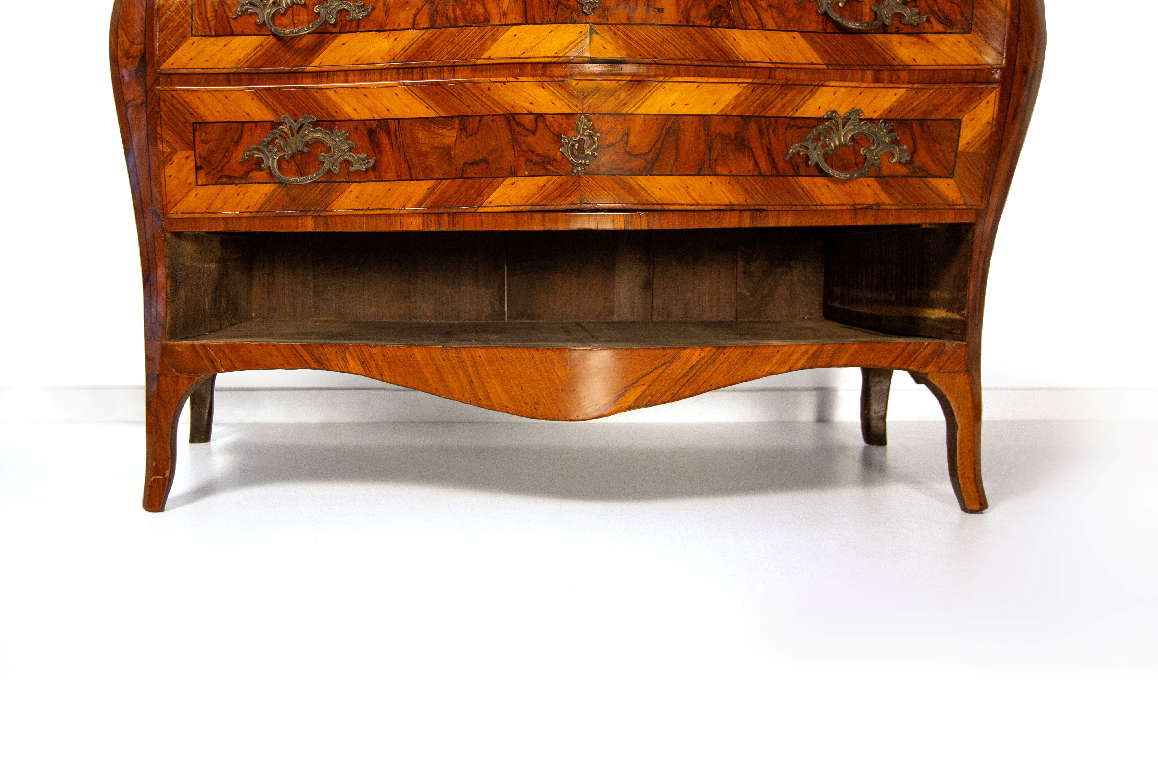 Cassettone lastronato in carrubo, noce e radica, Modena