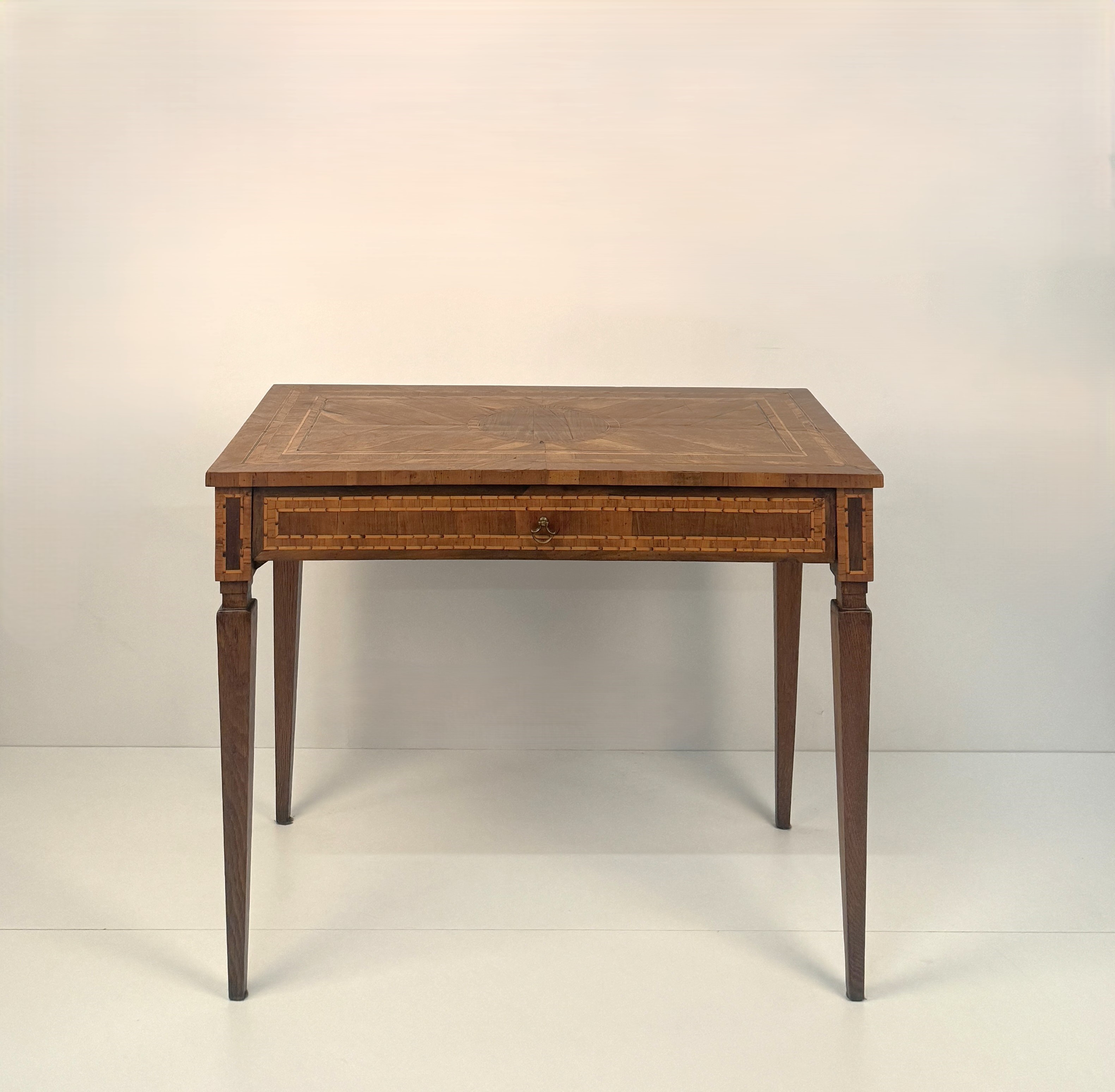 Piccola scrivania lastronata in legni diversi, Lombardia