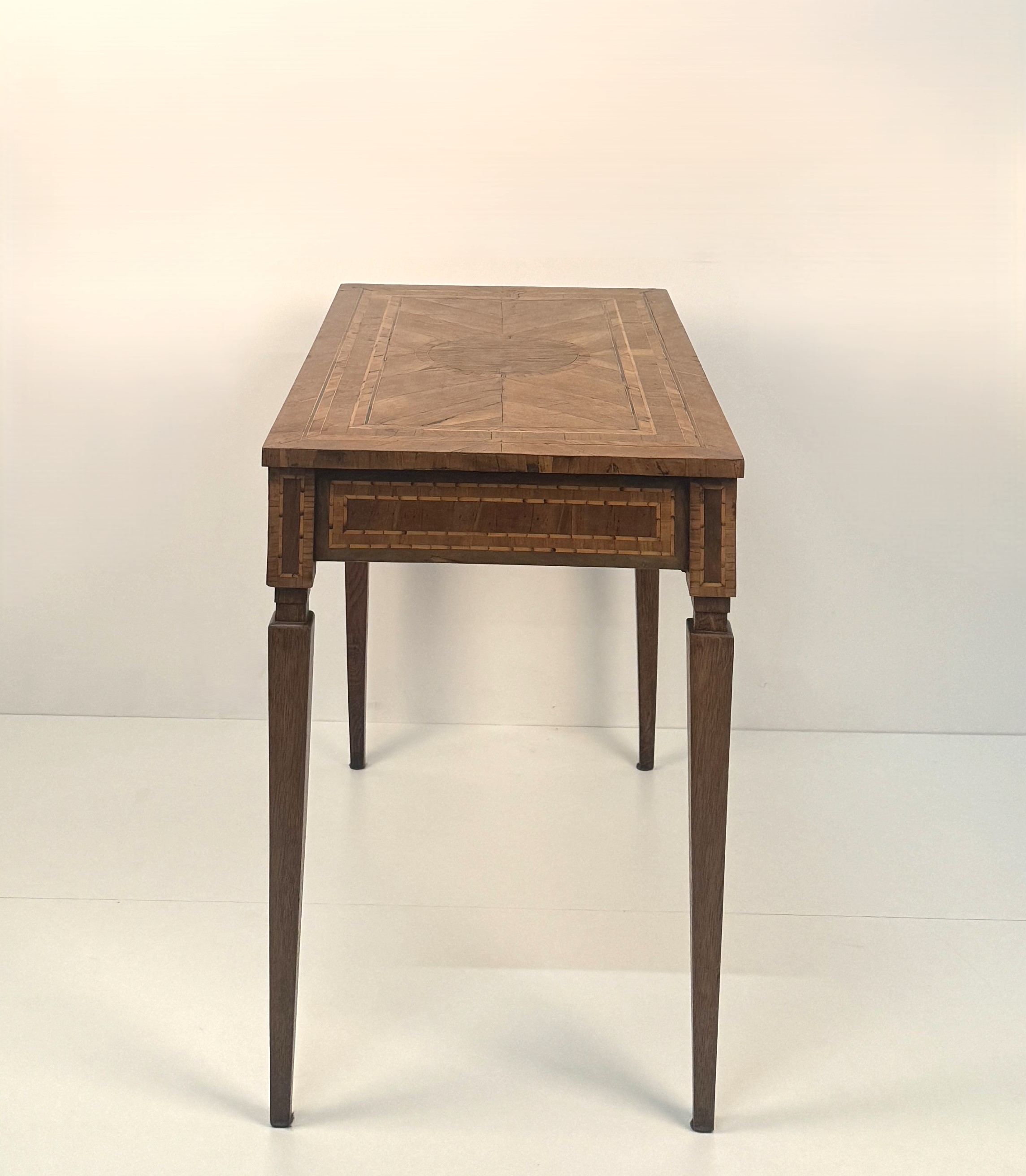 Piccola scrivania lastronata in legni diversi, Lombardia