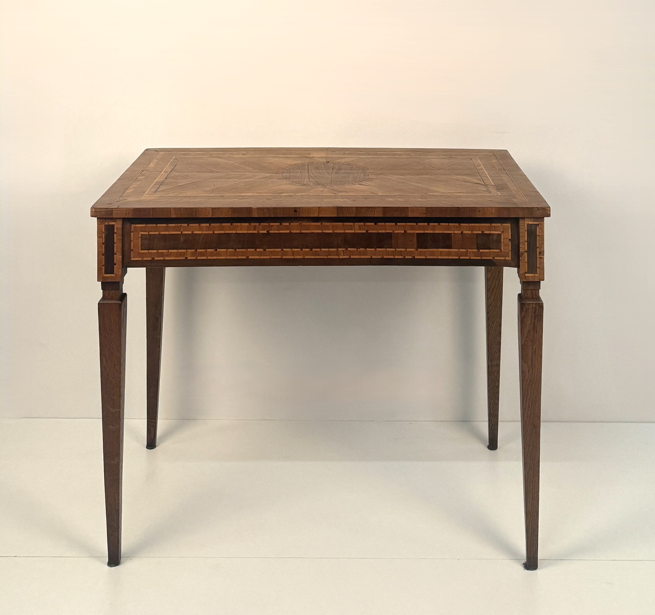 Piccola scrivania lastronata in legni diversi, Lombardia