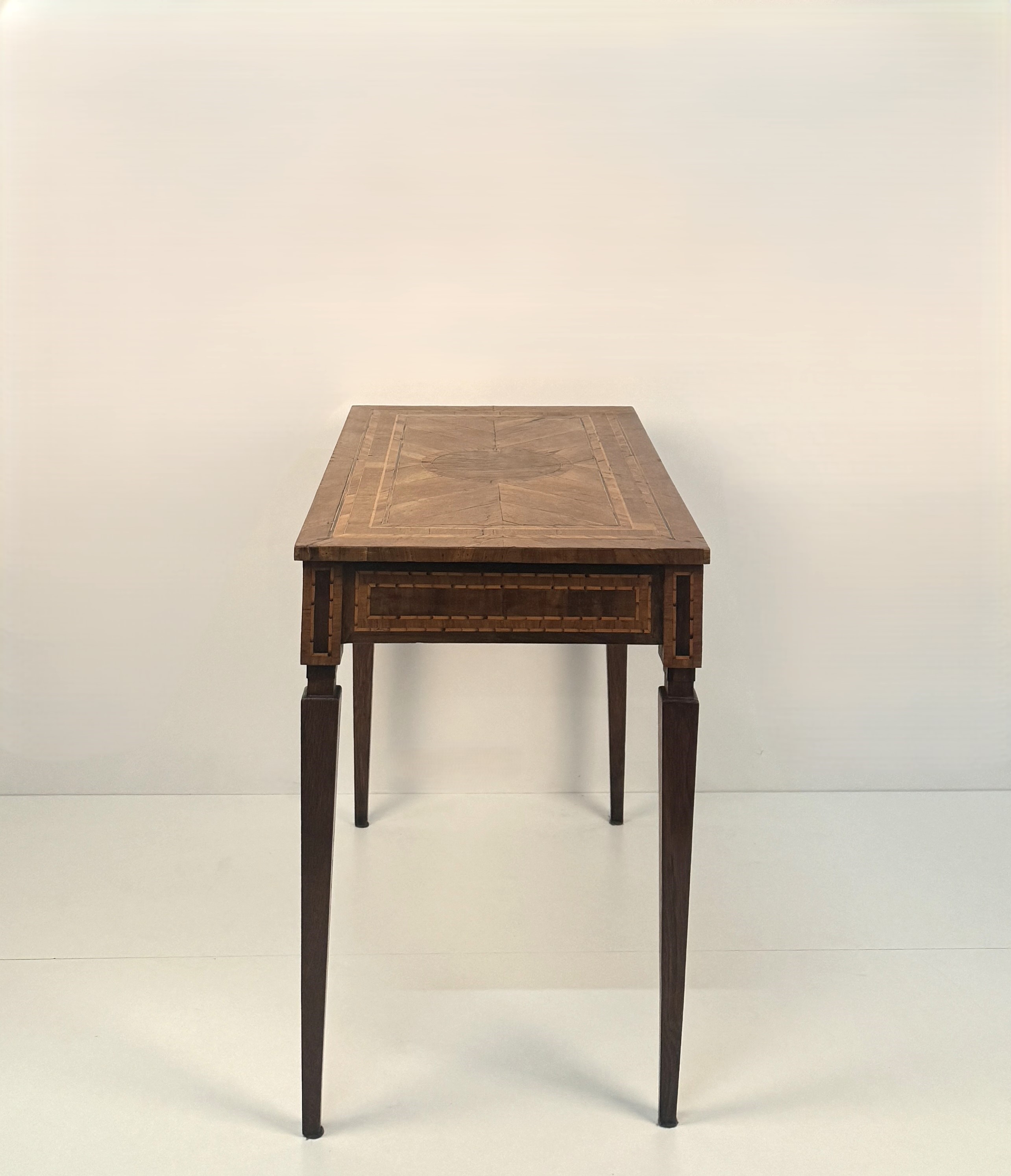 Piccola scrivania lastronata in legni diversi, Lombardia