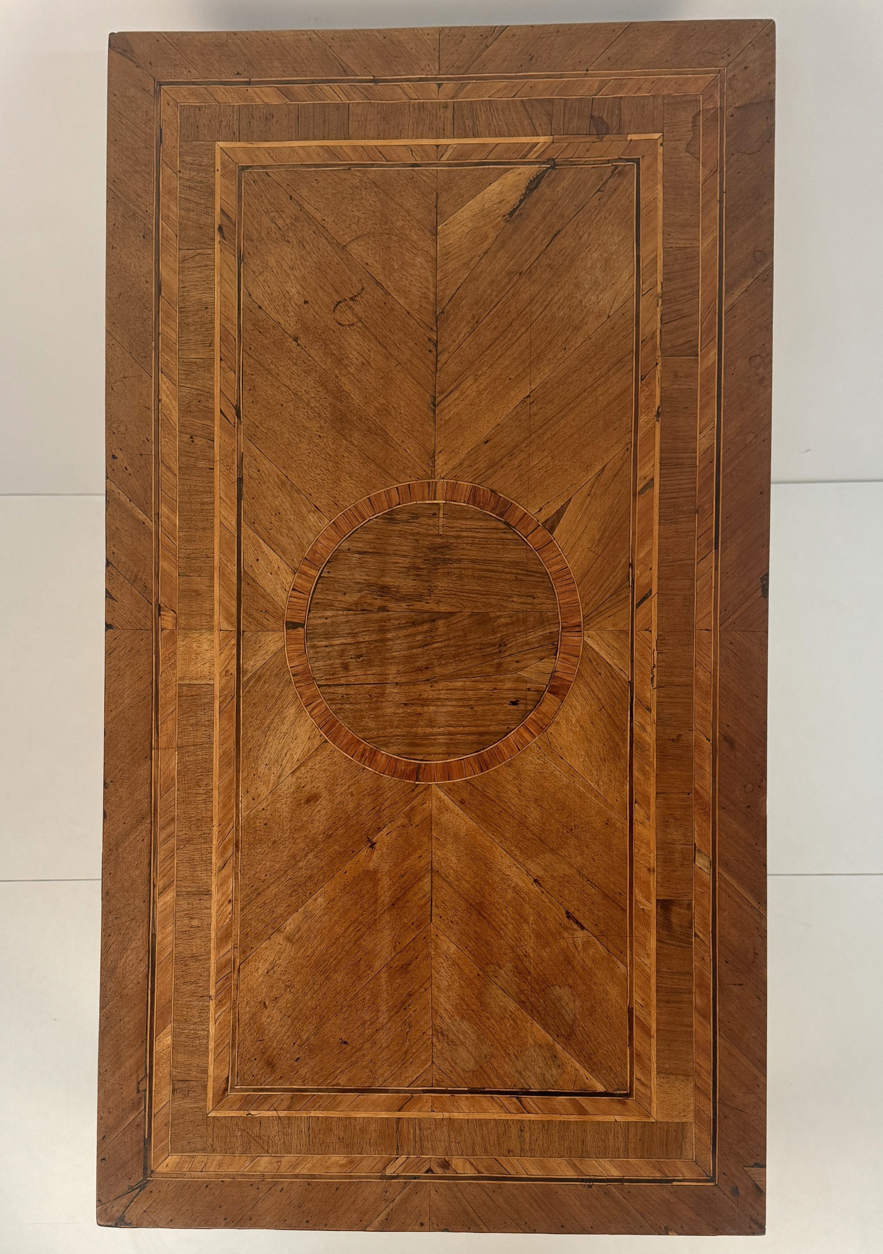 Piccola scrivania lastronata in legni diversi, Lombardia