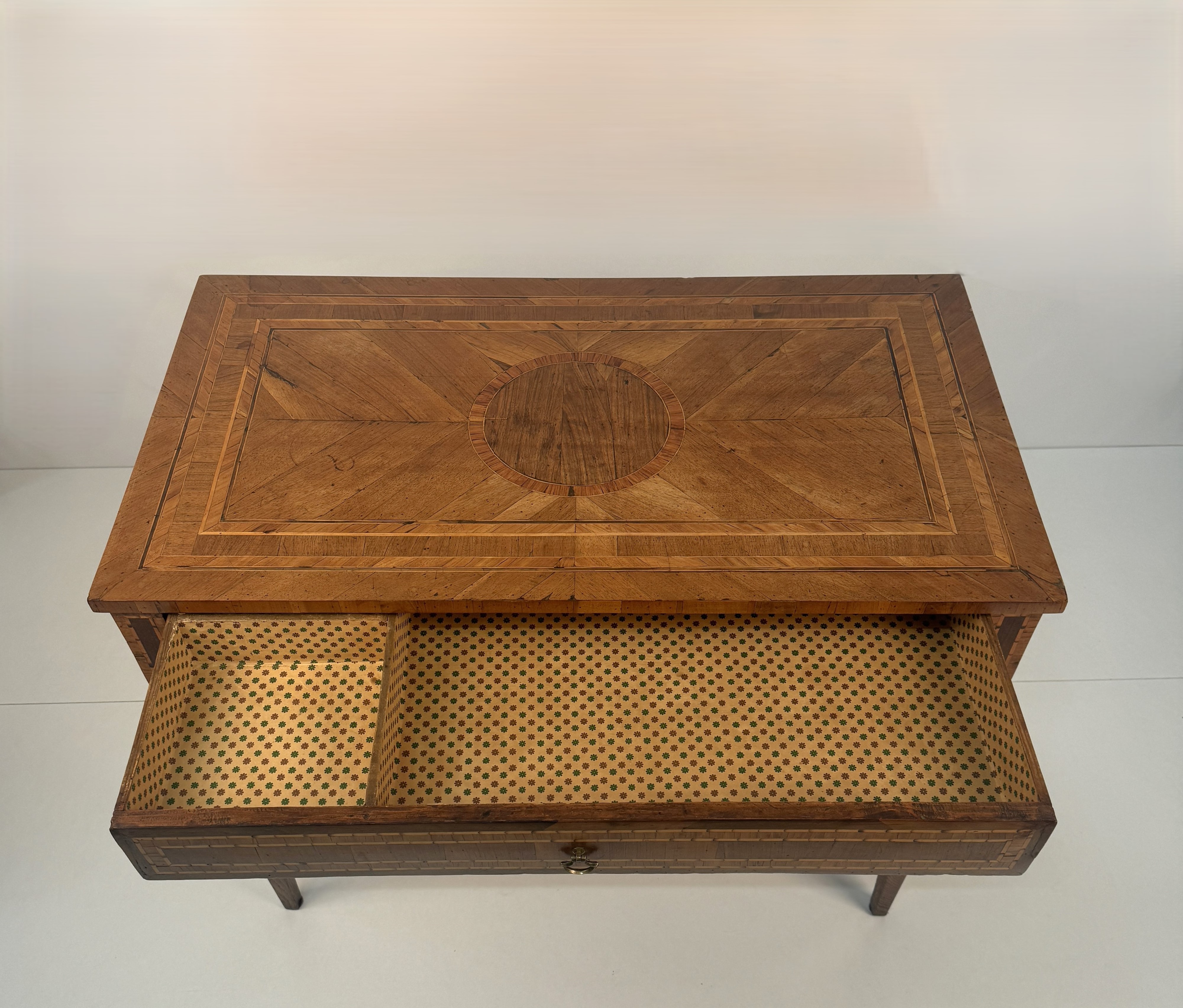 Piccola scrivania lastronata in legni diversi, Lombardia