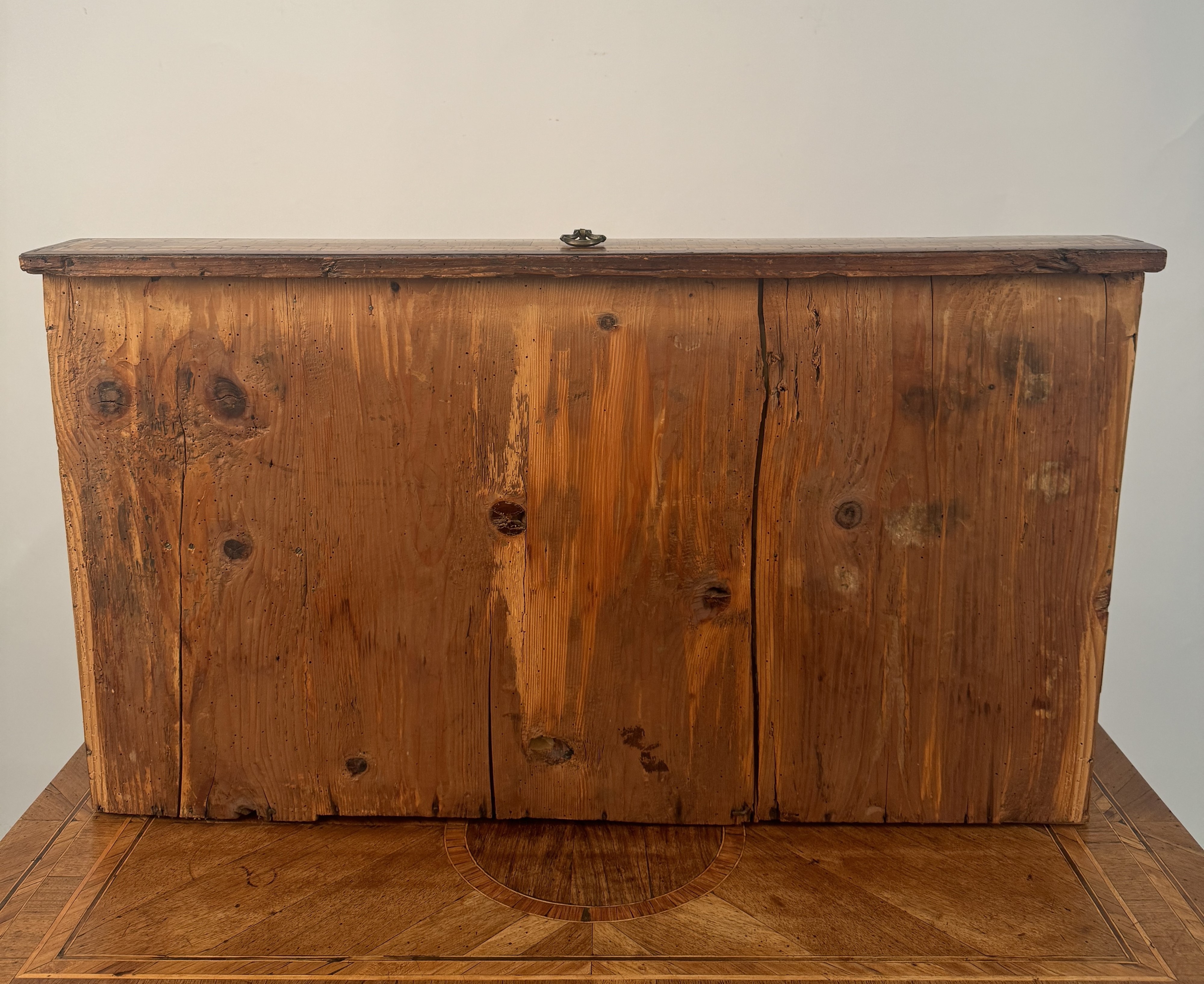 Piccola scrivania lastronata in legni diversi, Lombardia