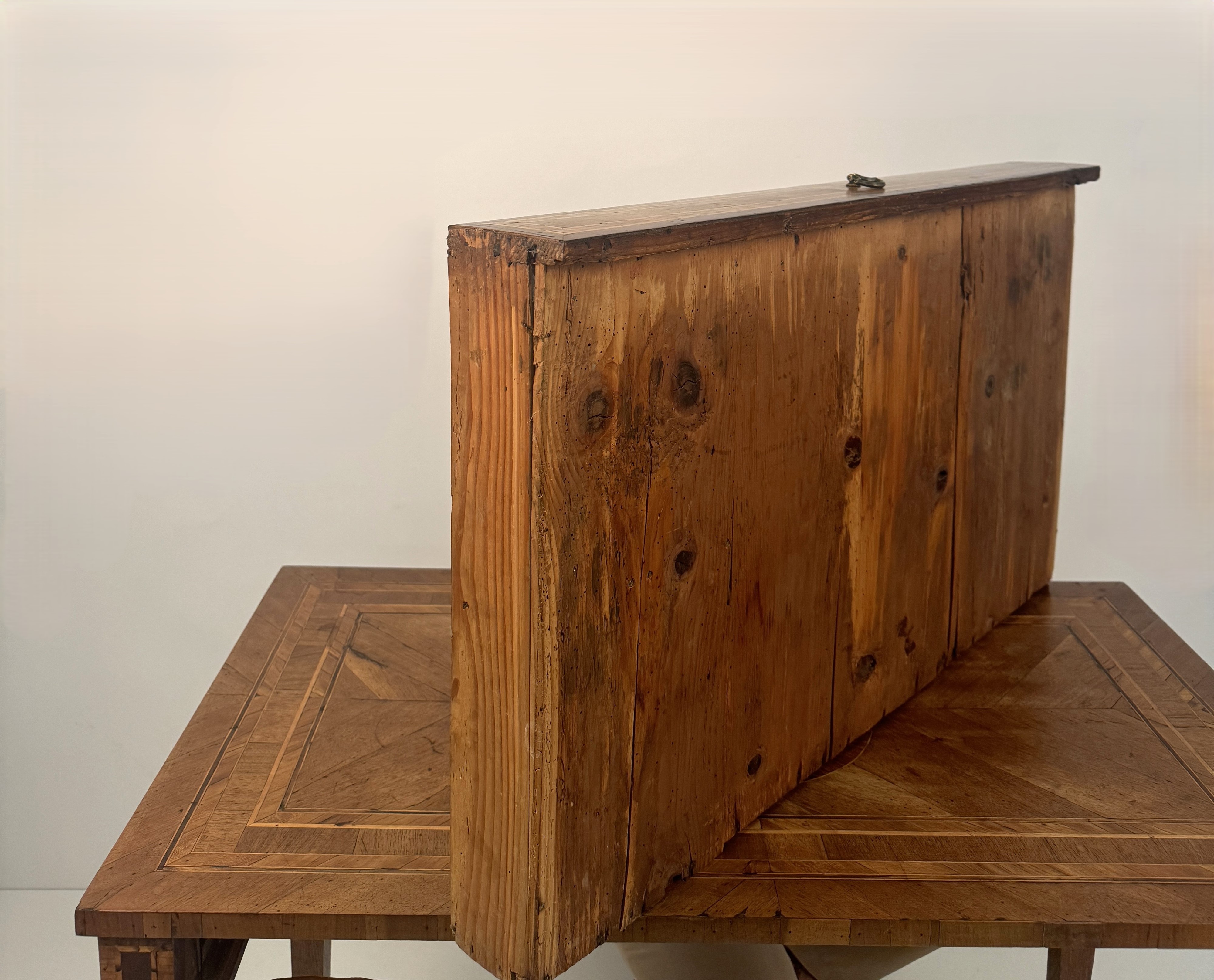 Piccola scrivania lastronata in legni diversi, Lombardia