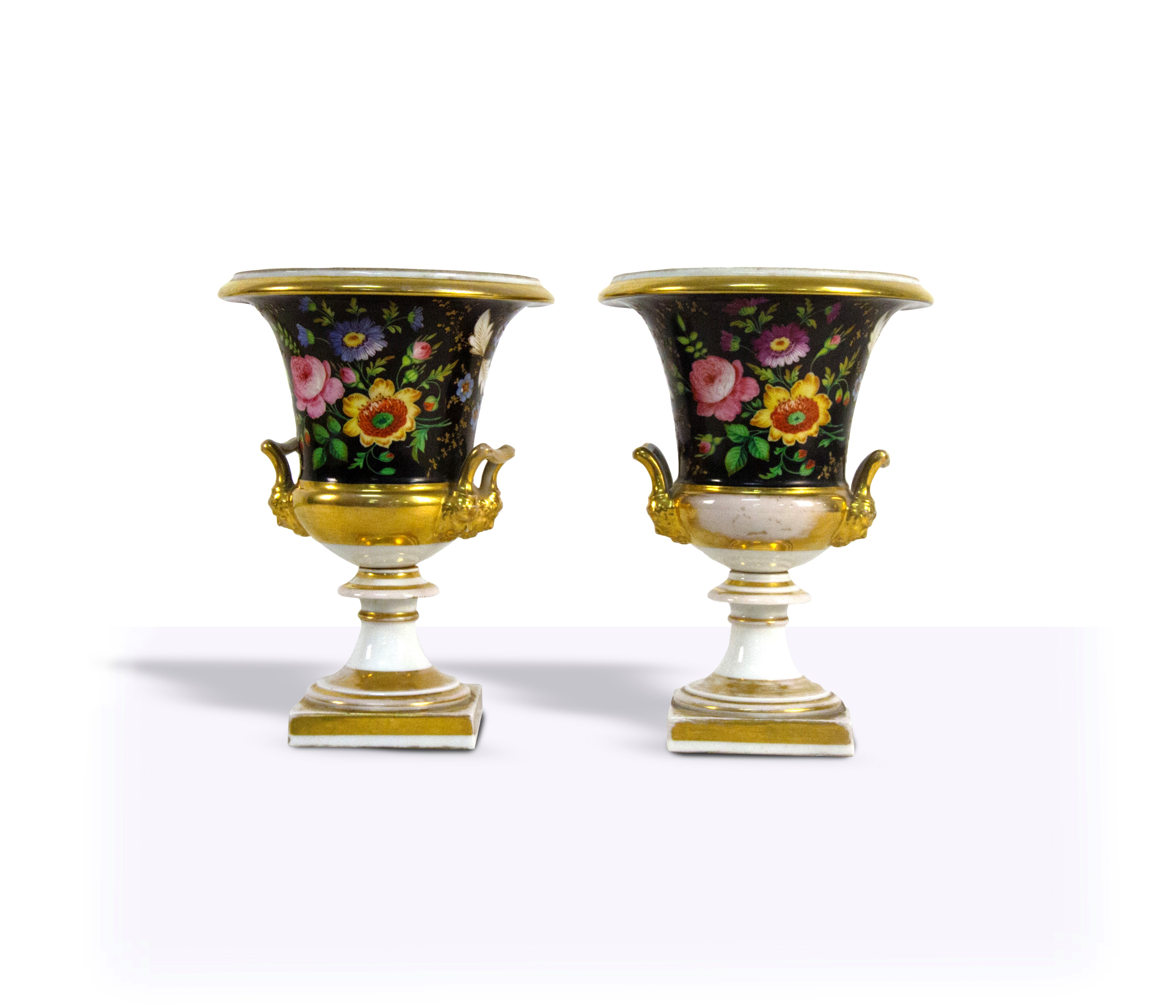 Coppia di vasi in porcellana policroma e dorata