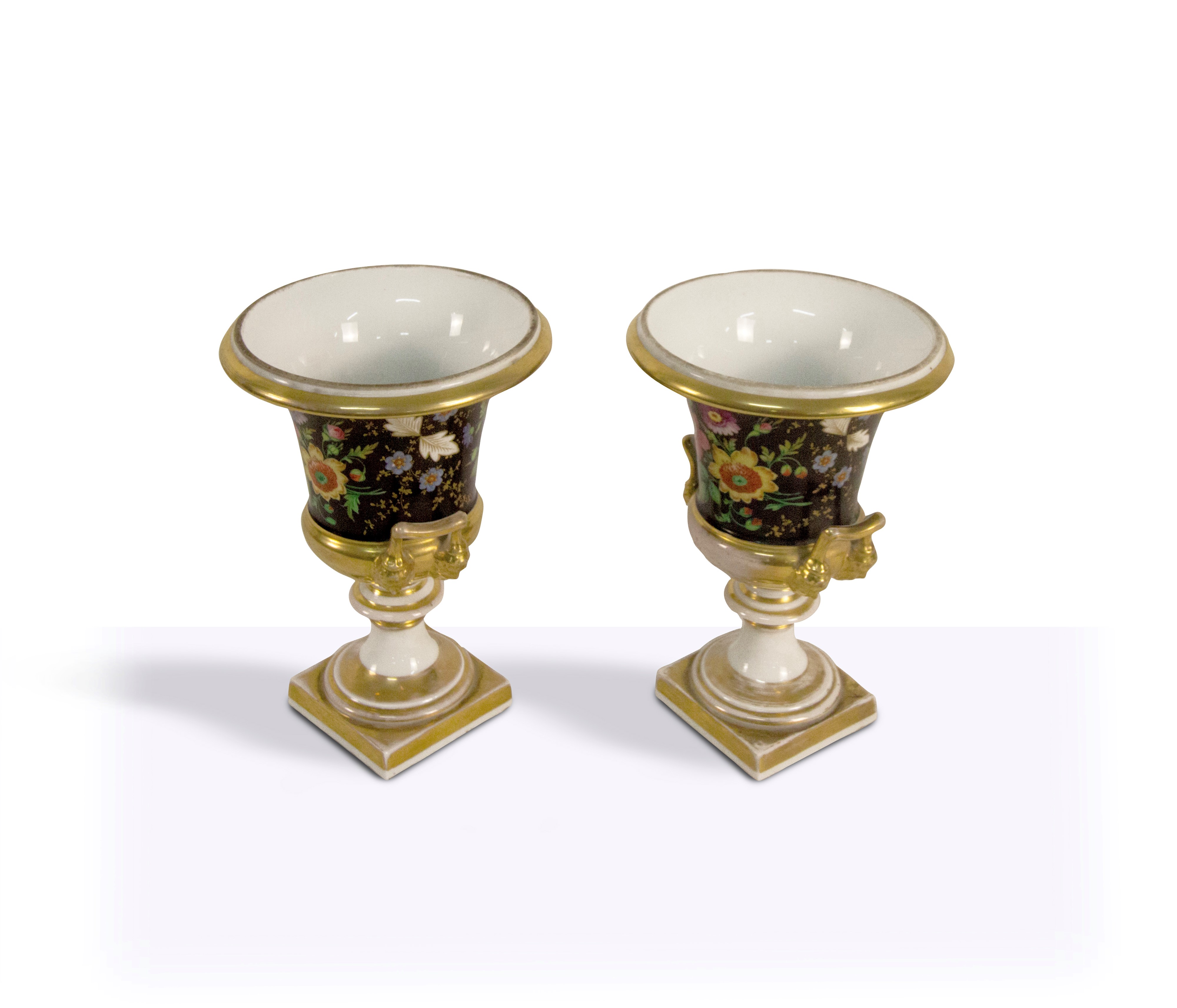 Coppia di vasi in porcellana policroma e dorata