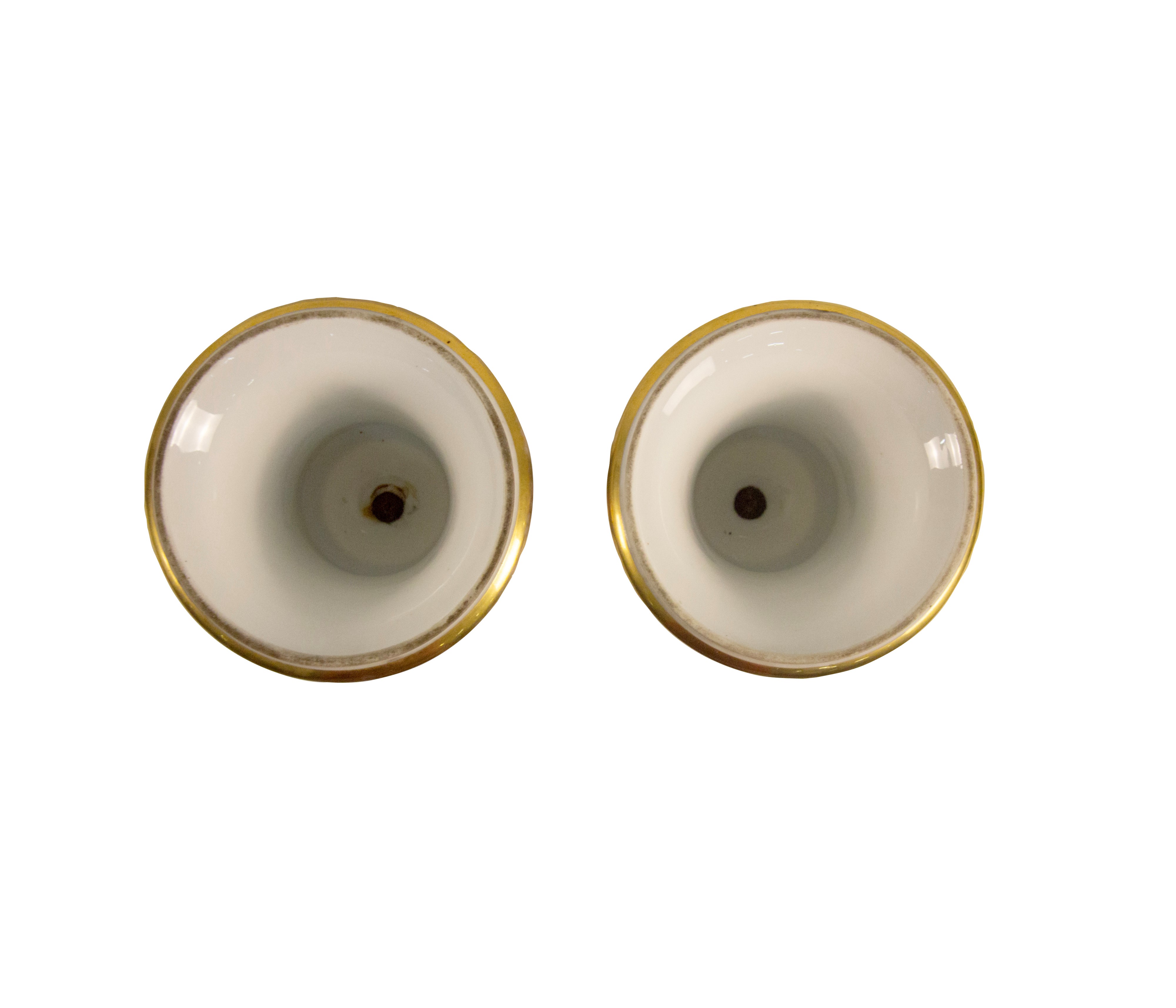 Coppia di vasi in porcellana policroma e dorata