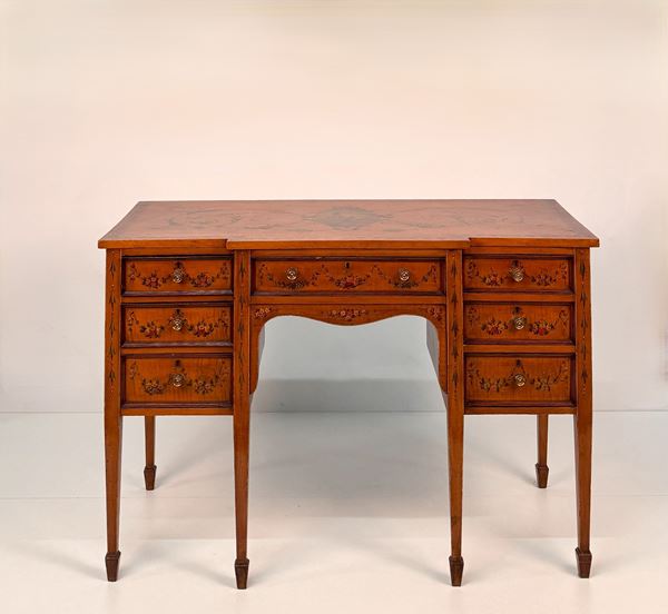 Scrivania in satinwood dipinto in policromia, Inghilterra