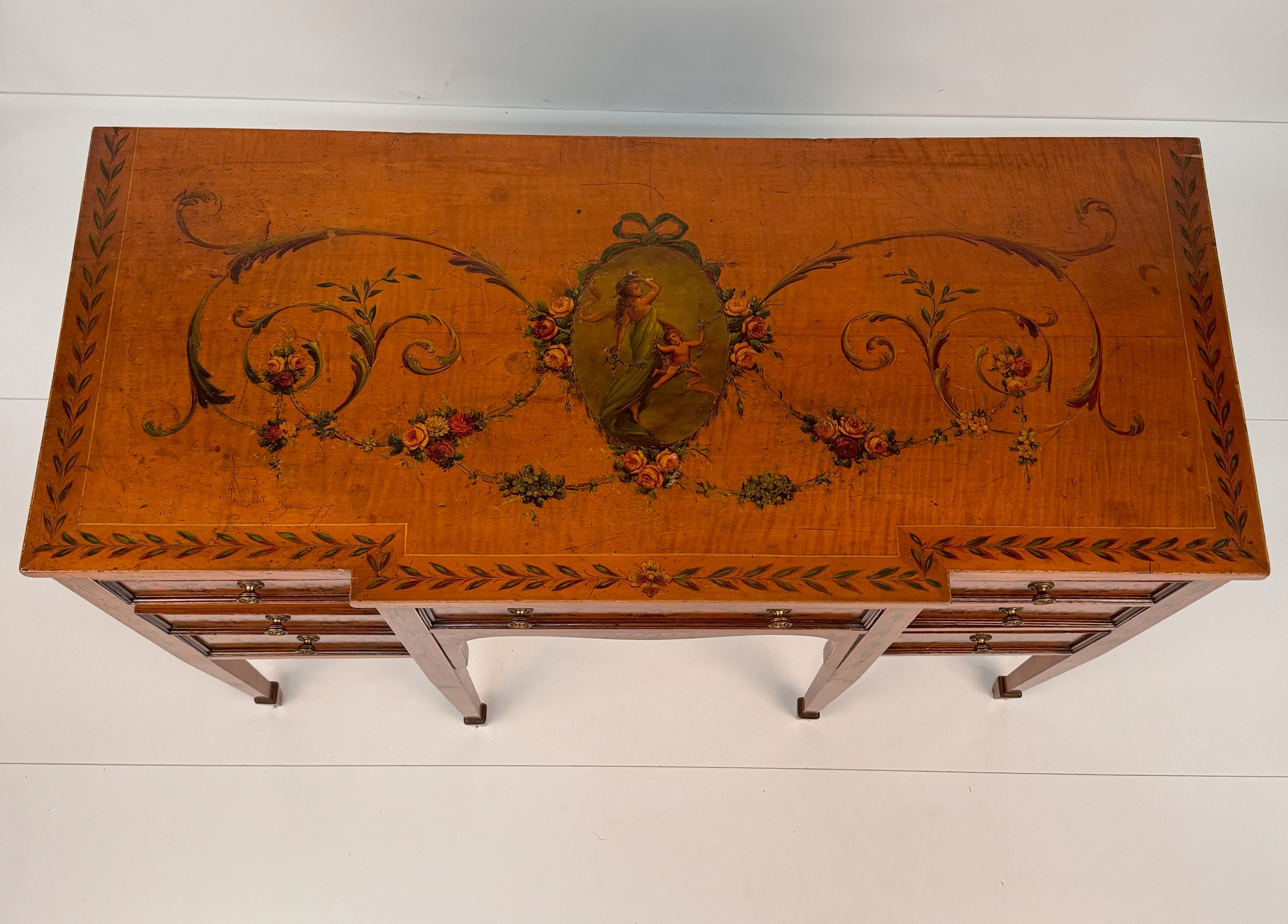 Scrivania in satinwood dipinto in policromia, Inghilterra