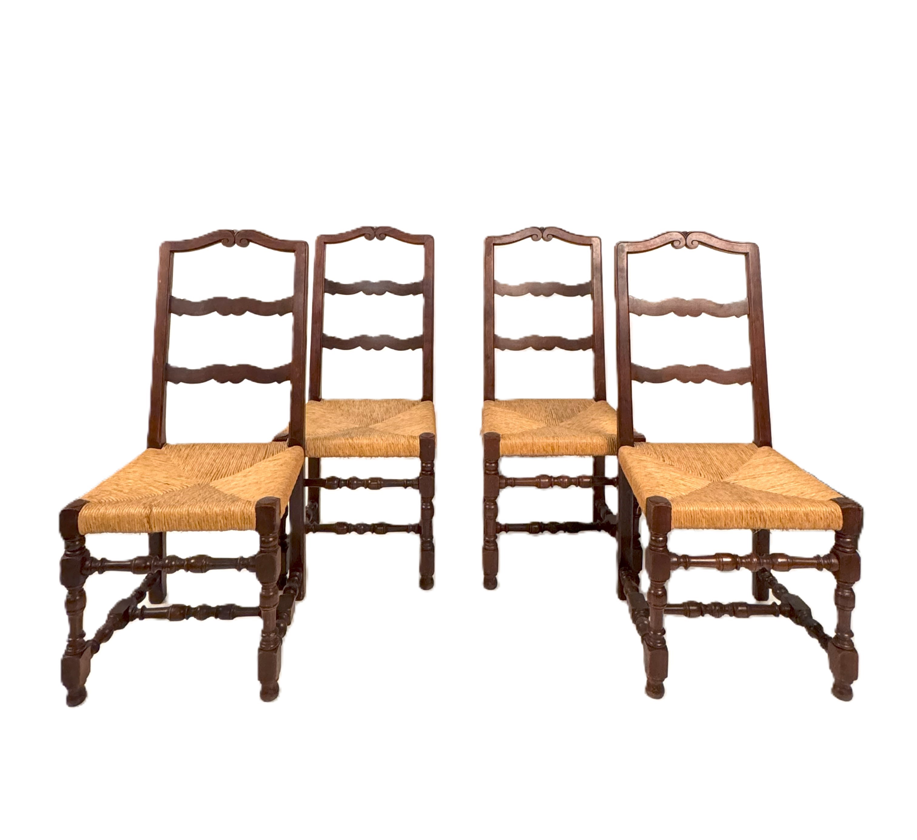 Gruppo di quattro sedie in noce