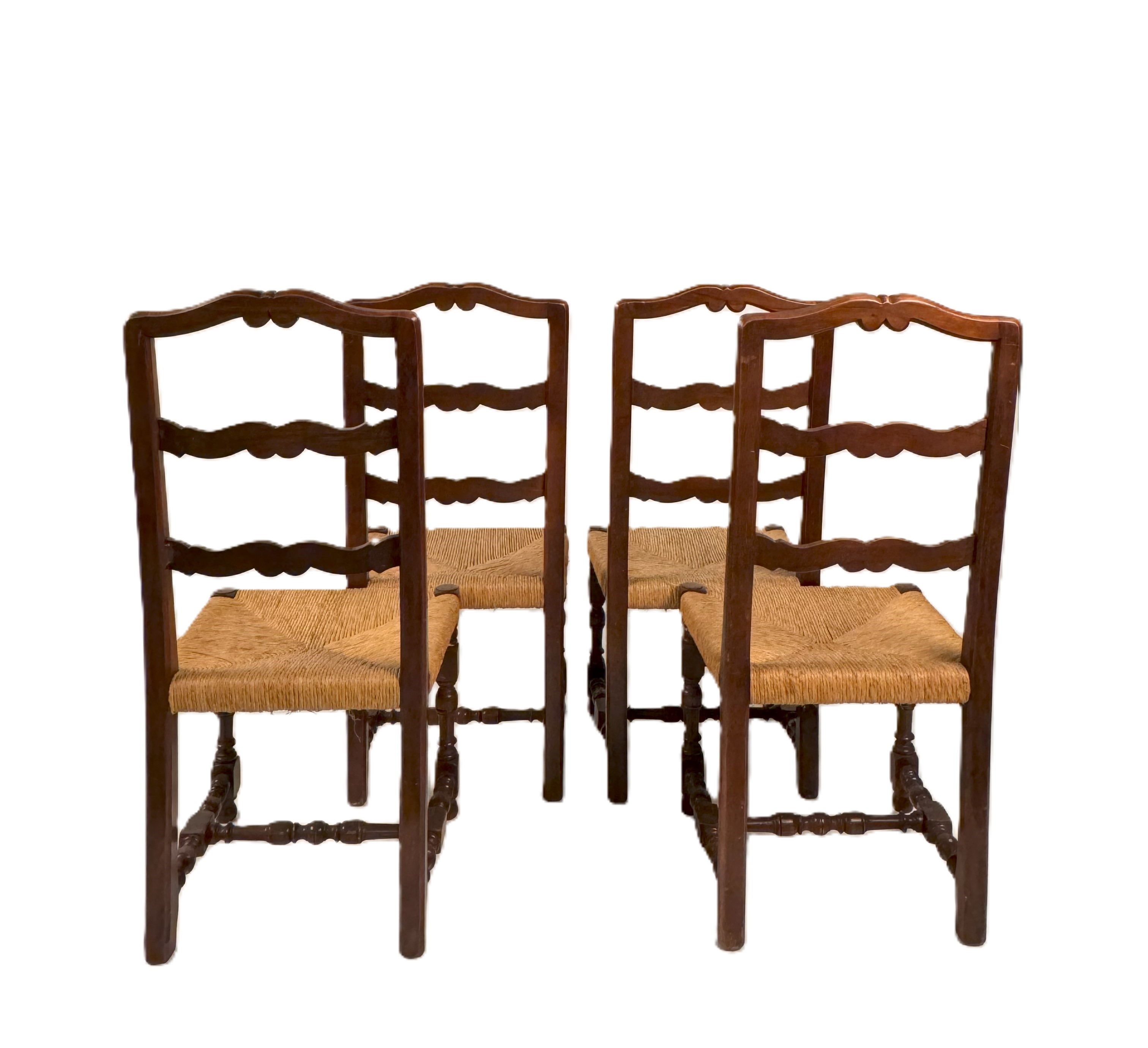 Gruppo di quattro sedie in noce